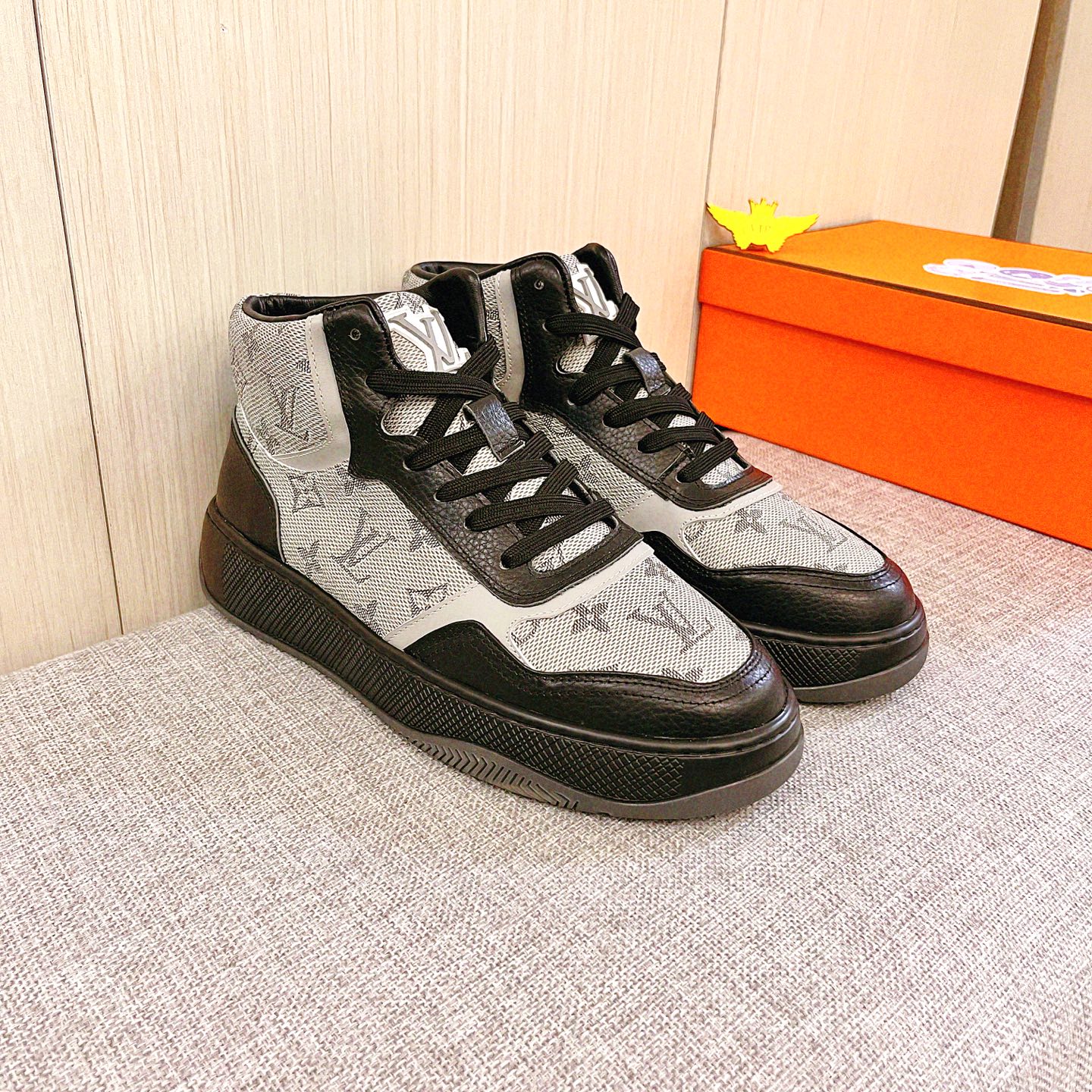 NO:690377,[LV] Louis Vuitton, a high-end men's shoe brand, official website 11's latest masterpiece, the upper is made of first-layer cowhide imported from Italy with a comfortable and breathable lining and original non-slip and wear-resistant outsole, making walking more convenient and comfortable!  Exclusive new model, stunning work, Midea 11 replica [color] compared with official quality!  Create a fashionable personality to set off your uniqueness!  A must-have for trendy men! Classic size: 38-44 Color 1 color optional, louis vuitton, louis vuitton, cowhide19860909【 LV】路易威登 男鞋高端品牌 官网11最新力作鞋面采用意大利进口头层牛皮搭配舒适透气内里原版防滑耐磨大底制作,让行走更加便捷舒适！独家新款,惊世之作,与官方的质量相比美的11复刻[色]！打造时尚个性衬托你的与众不同！潮男必备!经典尺码:38-44 颜色 1色可选,,louis vuitton,louis vuitton,cowhide,Men's shoes