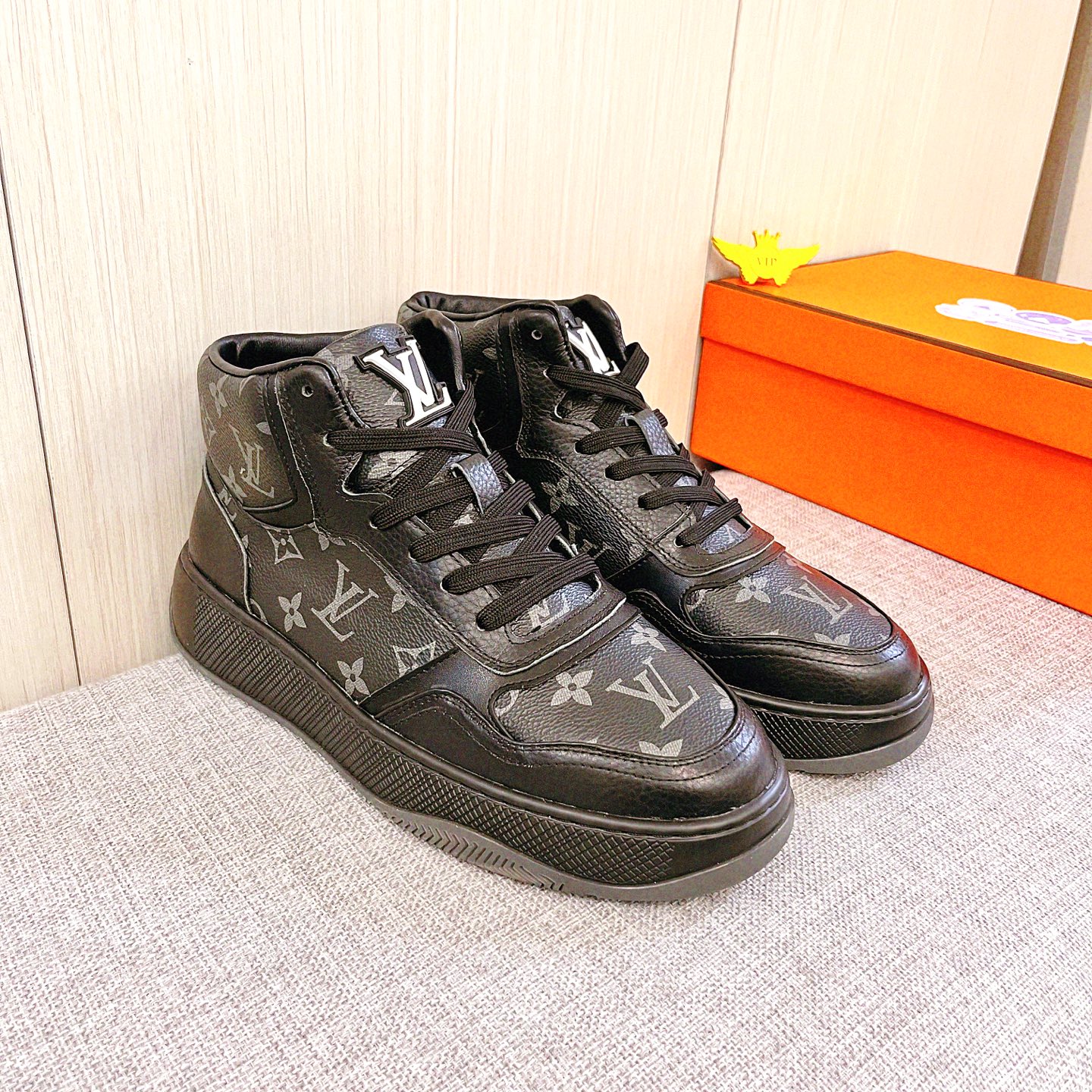 NO:690383,[LV] Louis Vuitton, a high-end men's shoe brand, official website 11's latest masterpiece, the upper is made of first-layer cowhide imported from Italy with a comfortable and breathable lining and original non-slip and wear-resistant outsole, making walking more convenient and comfortable!  Exclusive new model, stunning work, Midea 11 replica [color] compared with official quality!  Create a fashionable personality to set off your uniqueness!  A must-have for trendy men! Classic sizes: 38-44, 2 colors available, louis vuitton, louis vuitton, cowhide19860909【 LV】路易威登 男鞋高端品牌 官网11最新力作鞋面采用意大利进口头层牛皮搭配舒适透气内里原版防滑耐磨大底制作,让行走更加便捷舒适！独家新款,惊世之作,与官方的质量相比美的11复刻[色]！打造时尚个性衬托你的与众不同！潮男必备!经典尺码:38-44 颜色2色可选,,louis vuitton,louis vuitton,cowhide,Men's shoes