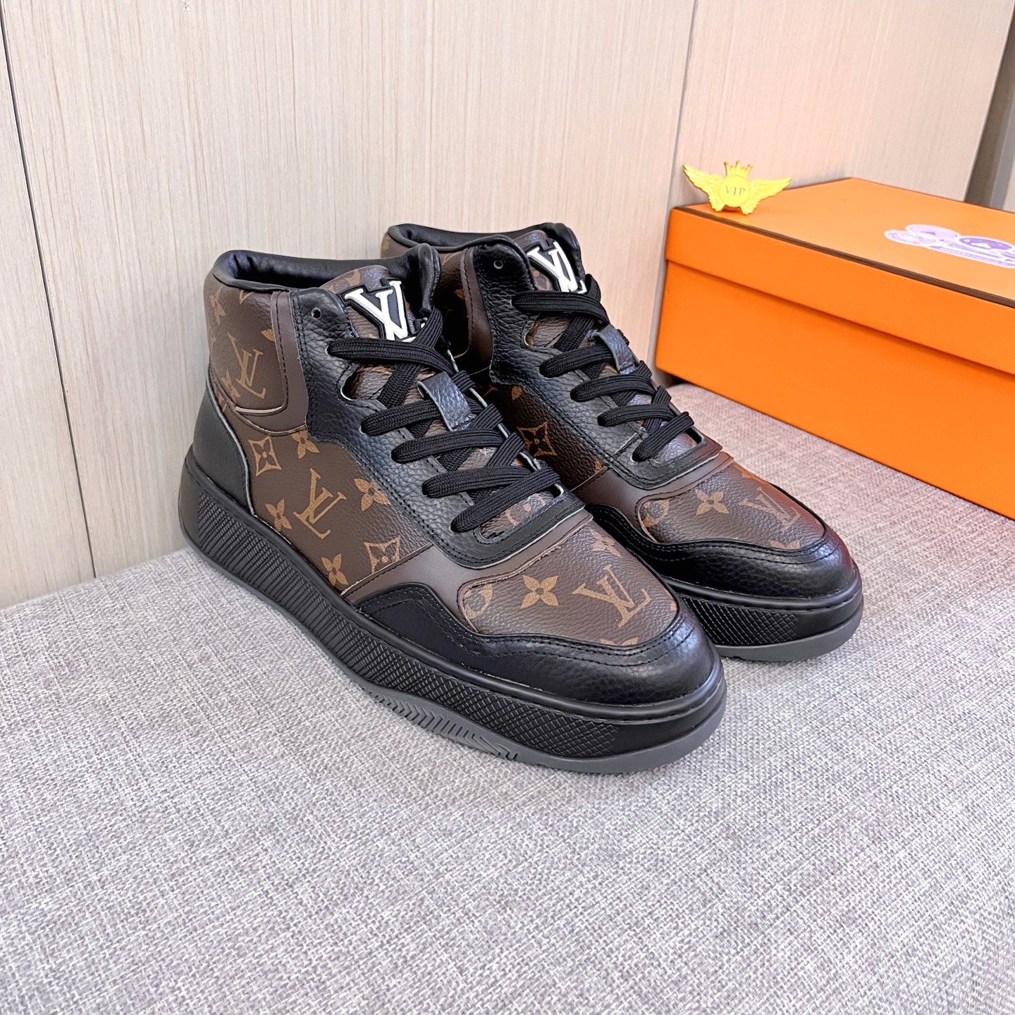 NO:690380,[LV] Louis Vuitton, a high-end men's shoe brand, official website 11's latest masterpiece, the upper is made of first-layer cowhide imported from Italy with a comfortable and breathable lining and original non-slip and wear-resistant outsole, making walking more convenient and comfortable!  Exclusive new model, stunning work, Midea 11 replica [color] compared with official quality!  Create a fashionable personality to set off your uniqueness!  A must-have for trendy men! Classic size: 38-44 Color 2 colors available, louis vuitton, louis vuitton, cowhide19860909【 LV】路易威登 男鞋高端品牌 官网11最新力作鞋面采用意大利进口头层牛皮搭配舒适透气内里原版防滑耐磨大底制作,让行走更加便捷舒适！独家新款,惊世之作,与官方的质量相比美的11复刻[色]！打造时尚个性衬托你的与众不同！潮男必备!经典尺码:38-44 颜色 2色可选,,louis vuitton,louis vuitton,cowhide,Men's shoes