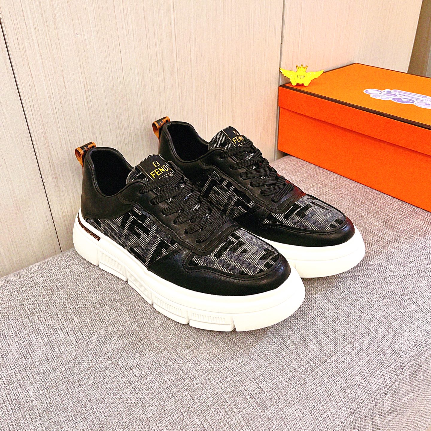 NO:704755,[Fendi] The latest masterpiece of the high-end men's shoe brand official website 11, the upper is made of first-layer cowhide imported from Italy with a comfortable and breathable lining and original non-slip and wear-resistant outsole, making walking more convenient and comfortable!  Exclusive new model, stunning work, Midea 11 replica [color] compared with official quality!  Create a fashionable personality that sets off your uniqueness!  A must-have for trendy men! Classic sizes: 38-44, multiple colors available.,,fendi,cowhide19860909【 芬迪】男鞋高端品牌 官网11最新力作鞋面采用意大利进口头层牛皮搭配舒适透气内里原版防滑耐磨大底制作,让行走更加便捷舒适！独家新款,惊世之作,与官方的质量相比美的11复刻[色]！打造时尚个性衬托你的与众不同！潮男必备!经典尺码:38-44 颜色多色可选.,,fendi,cowhide,Men's shoes