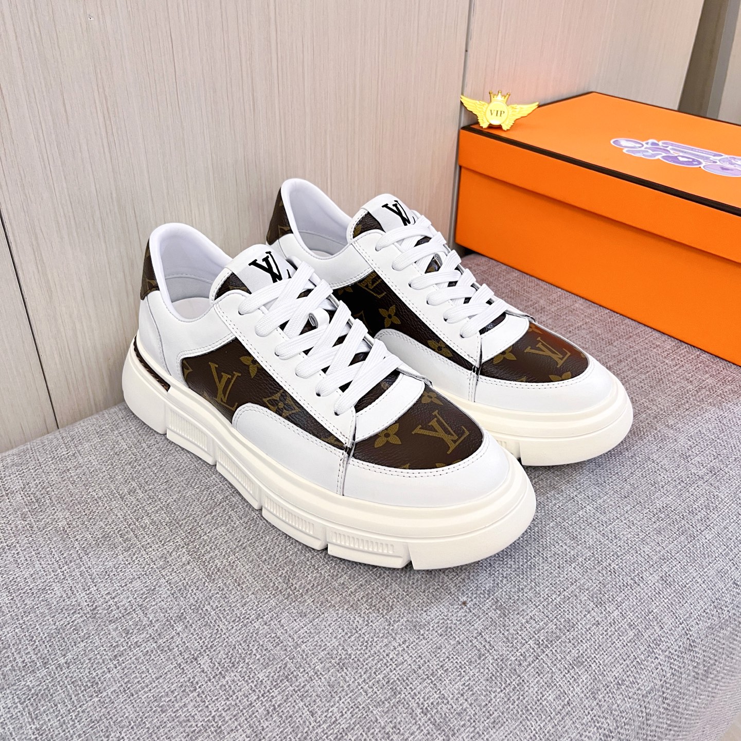 NO:704759,[LV] Louis Vuitton, a high-end men's shoe brand, official website 11's latest masterpiece, the upper is made of first-layer cowhide imported from Italy with a comfortable and breathable lining and original non-slip and wear-resistant outsole, making walking more convenient and comfortable!  Exclusive new model, stunning work, Midea 11 replica [color] compared with official quality!  Create a fashionable personality that sets off your uniqueness!  A must-have for trendy men! Classic sizes: 38-44, 2 colors available.,,louis vuitton,louis vuitton,cowhide19860909【 LV】路易威登 男鞋高端品牌 官网11最新力作鞋面采用意大利进口头层牛皮搭配舒适透气内里原版防滑耐磨大底制作,让行走更加便捷舒适！独家新款,惊世之作,与官方的质量相比美的11复刻[色]！打造时尚个性衬托你的与众不同！潮男必备!经典尺码:38-44 颜色2 色可选.,,louis vuitton,louis vuitton,cowhide,Men's shoes