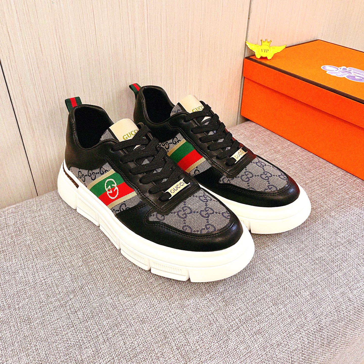 NO:704762,[Gucci] The latest masterpiece of the high-end men's shoe brand official website 11 is made of Italian imported first-layer cowhide with a comfortable and breathable lining and original non-slip and wear-resistant outsole, making walking more convenient and comfortable!  Exclusive new model, stunning work, Midea 11 replica [color] compared with official quality!  Create a fashionable personality that sets off your uniqueness!  A must-have for trendy men! Classic sizes: 38-44, 2 colors available.,,cowhide19860909【 古奇】男鞋高端品牌 官网11最新力作鞋面采用意大利进口头层牛皮搭配舒适透气内里原版防滑耐磨大底制作,让行走更加便捷舒适！独家新款,惊世之作,与官方的质量相比美的11复刻[色]！打造时尚个性衬托你的与众不同！潮男必备!经典尺码:38-44 颜色2 色可选.,,cowhide,Men's shoes