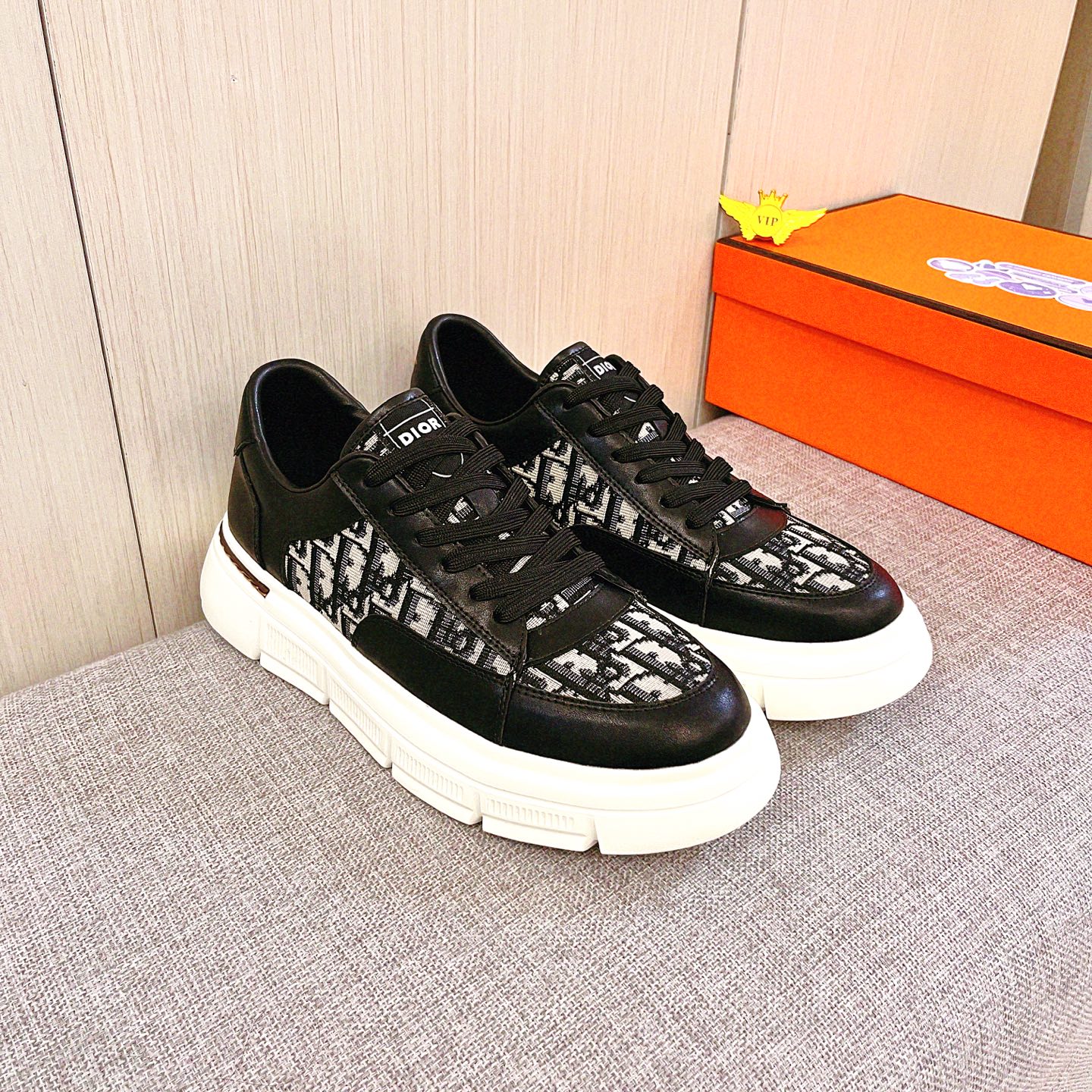 NO:704764,[Dior] The latest masterpiece of the high-end men's shoe brand official website 11, the upper is made of first-layer cowhide imported from Italy with a comfortable and breathable lining and original non-slip and wear-resistant outsole, making walking more convenient and comfortable!  Exclusive new model, stunning work, Midea 11 replica [color] compared with official quality!  Create a fashionable personality that sets off your uniqueness!  A must-have for trendy men! Classic sizes: 38-44, 2 colors available.,,dior,cowhide19860909【 迪奥】男鞋高端品牌 官网11最新力作鞋面采用意大利进口头层牛皮搭配舒适透气内里原版防滑耐磨大底制作,让行走更加便捷舒适！独家新款,惊世之作,与官方的质量相比美的11复刻[色]！打造时尚个性衬托你的与众不同！潮男必备!经典尺码:38-44 颜色2 色可选.,,dior,cowhide,Men's shoes