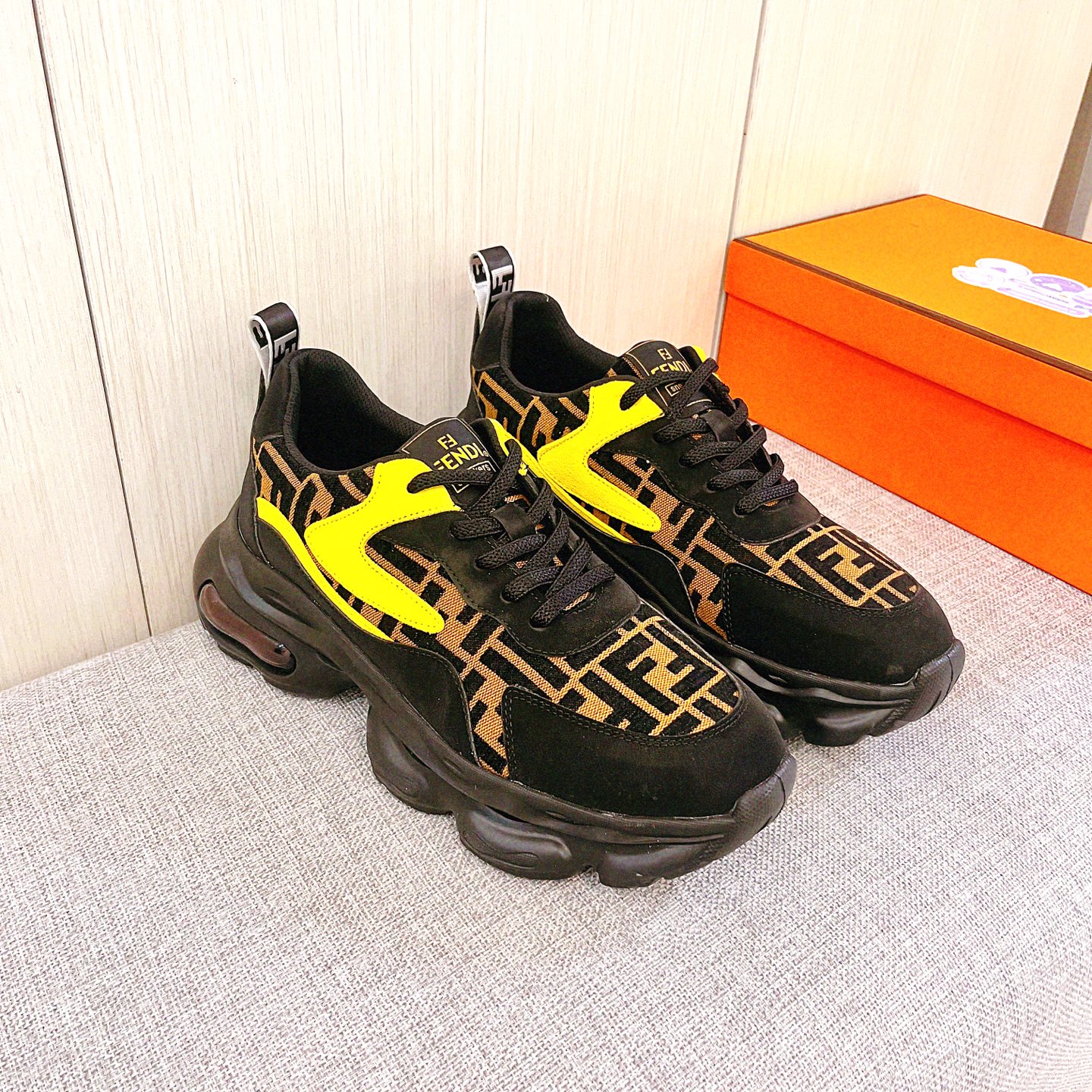 NO:704767,[Fendi] The latest masterpiece of the high-end men's shoe brand official website 11, the upper is made of first-layer cowhide imported from Italy with a comfortable and breathable lining and original non-slip and wear-resistant outsole, making walking more convenient and comfortable!  Exclusive new model, stunning work, Midea 11 replica [color] compared with official quality!  Create a fashionable personality that sets off your uniqueness!  A must-have for trendy men! Classic sizes: 38-44, multiple colors available.,,fendi,cowhide19860909【 芬迪】男鞋高端品牌 官网11最新力作鞋面采用意大利进口头层牛皮搭配舒适透气内里原版防滑耐磨大底制作,让行走更加便捷舒适！独家新款,惊世之作,与官方的质量相比美的11复刻[色]！打造时尚个性衬托你的与众不同！潮男必备!经典尺码:38-44 颜色多色可选.,,fendi,cowhide,Men's shoes