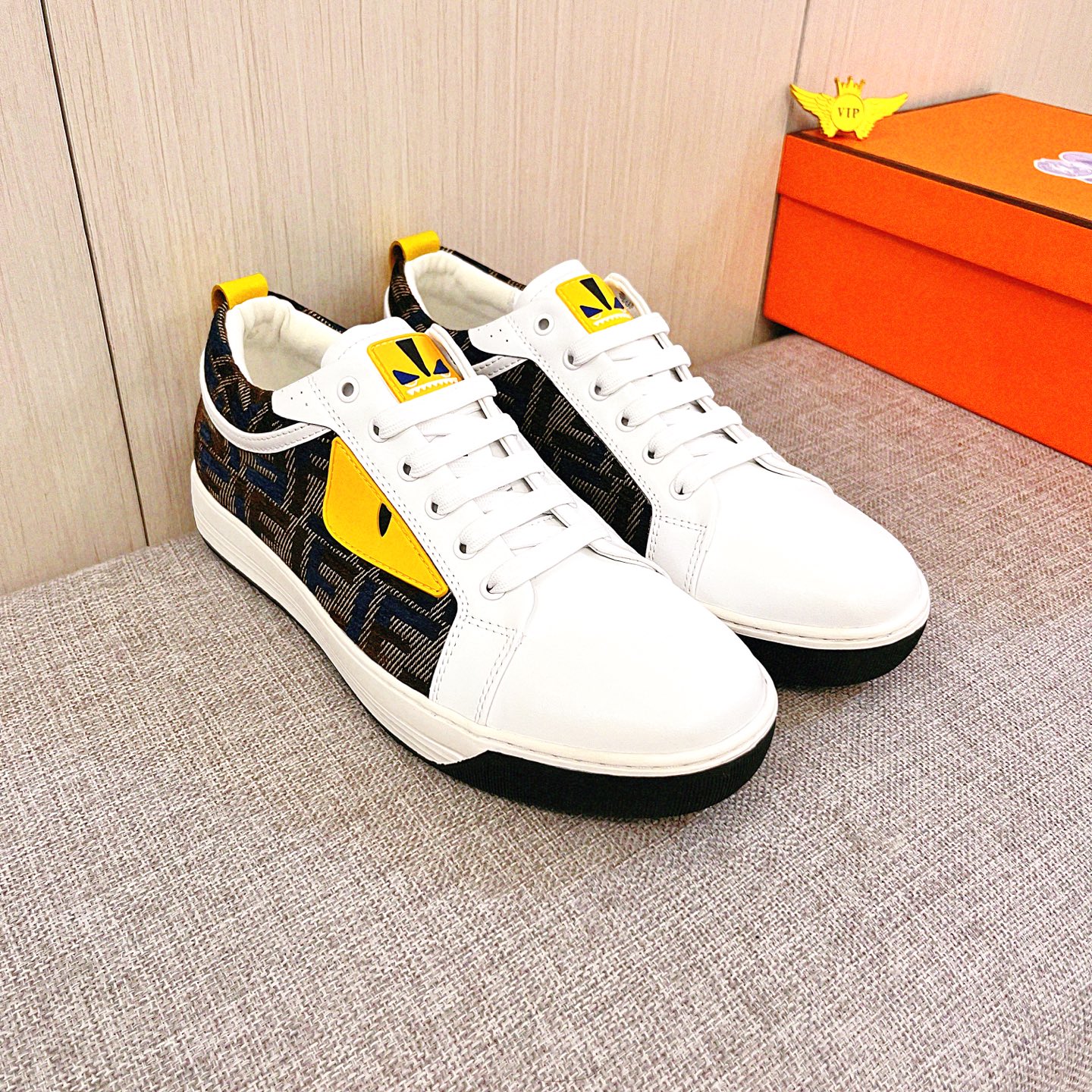 NO:756460,[Fendi] The latest masterpiece of the high-end men's shoe brand official website 11 is made of Italian imported first-layer cowhide with a comfortable and breathable lining and original non-slip and wear-resistant outsole, making walking more convenient and comfortable!  Exclusive new model, stunning work, Midea 11 replica [color] compared with official quality!  Create a fashionable personality to set off your uniqueness!  A must-have for trendy men! Classic sizes: 38-44, 2 colors available.,,fendi,cowhide19860909【芬迪】 男鞋高端品牌 官网11最新力作鞋面采用意大利进口头层牛皮搭配舒适透气内里原版防滑耐磨大底制作,让行走更加便捷舒适！独家新款,惊世之作,与官方的质量相比美的11复刻[色]！打造时尚个性衬托你的与众不同！潮男必备!经典尺码:38-44 颜色2色可选.,,fendi,cowhide,Men's shoes