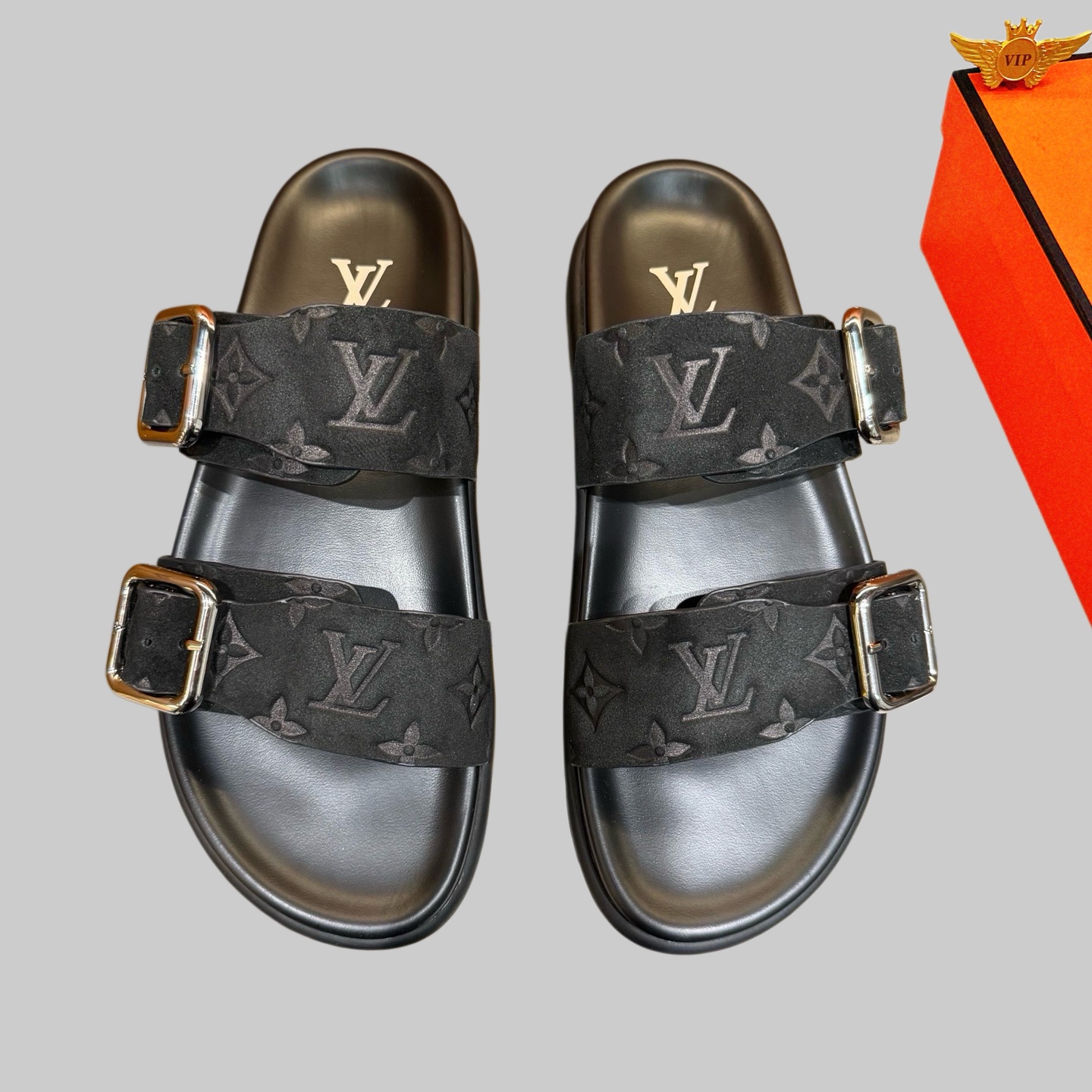 NO:778668,New model on the market [LV slippers] top layer cowhide high-end 1:1 mold customization, original upgraded version of the outsole, lighter and non-slip. Top quality in the market, fashion trend, versatile and popular, simple and tasteful, a must-have for fashionistas, exuding a fashionable and casual atmosphere, fashion is at your feet, full of confidence, the season of spring and summer slippers of the same style at the counter is here, super beautiful to wear, 38-44 multiple colors available, louis vuitton, slippers, cowhide19860909新款上市【LV 拖鞋】头层牛皮高端1:1开模定制,原版升级版大底,更轻便,防滑.市场顶级品质,,时尚主打潮流,百搭爆款,简单不失品味,潮人必备,散发时尚休闲气息,时尚就在脚下,自信满满,专柜同款春夏季拖鞋的季节来了,穿起来超级唯美, ,38-44多色可选,,louis vuitton,slippers,cowhide,Men's shoes