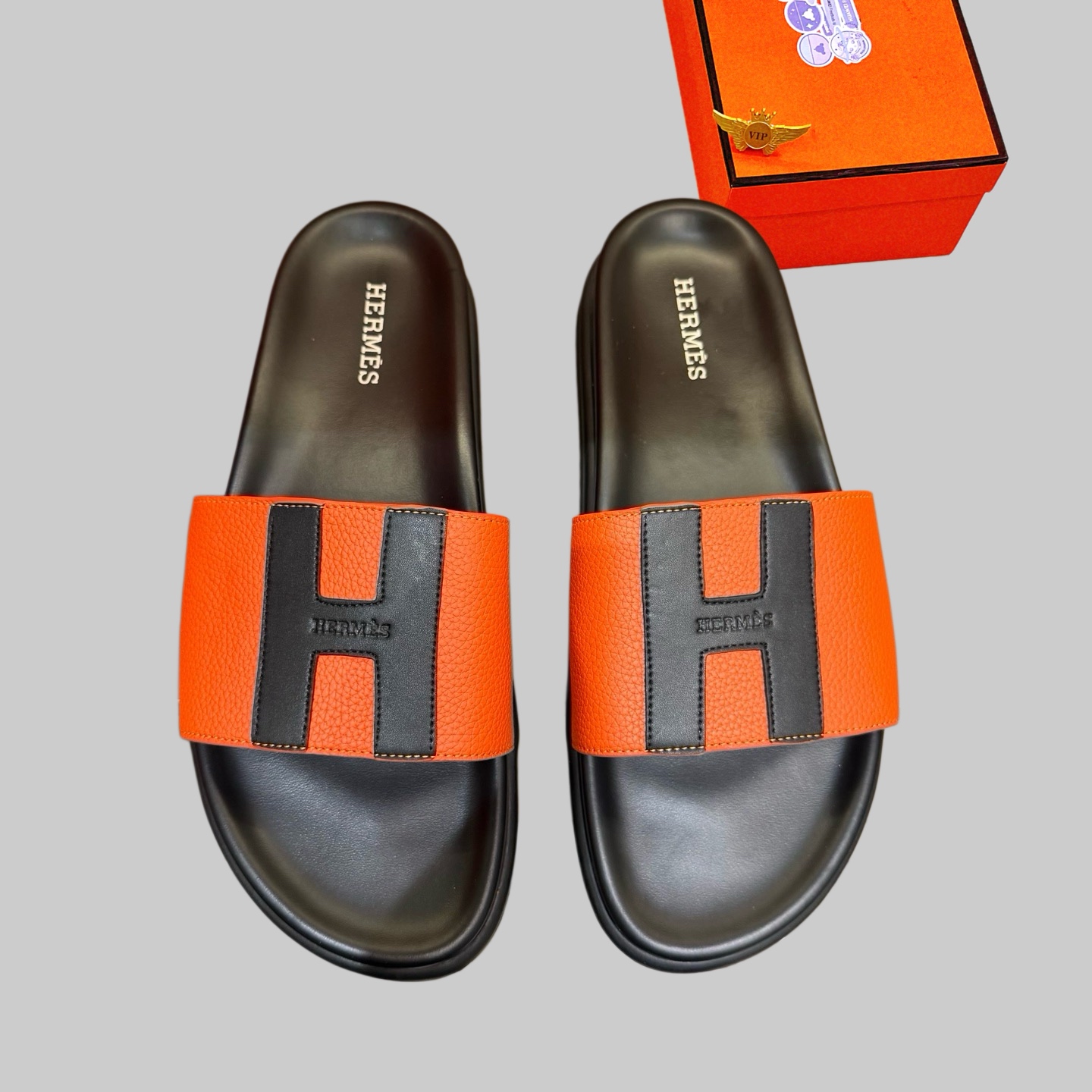 NO:778672,New model on the market [Hermès slippers] top-layer cowhide high-end 1:1 mold customization, original upgraded version of the outsole, lighter and non-slip. Top quality in the market, fashion-oriented, versatile and popular, simple yet tasteful, a must-have for fashionistas, exuding a fashionable and casual atmosphere, fashion is at your feet, full of confidence, the season of spring and summer slippers of the same style in the counter is here, super beautiful to wear, 38-44 multiple colors available, hermes, slippers, cowhide19860909新款上市【爱马仕 拖鞋】头层牛皮高端1:1开模定制,原版升级版大底,更轻便,防滑.市场顶级品质,,时尚主打潮流,百搭爆款,简单不失品味,潮人必备,散发时尚休闲气息,时尚就在脚下,自信满满,专柜同款春夏季拖鞋的季节来了,穿起来超级唯美, ,38-44多色可选,,hermes,slippers,cowhide,Men's shoes