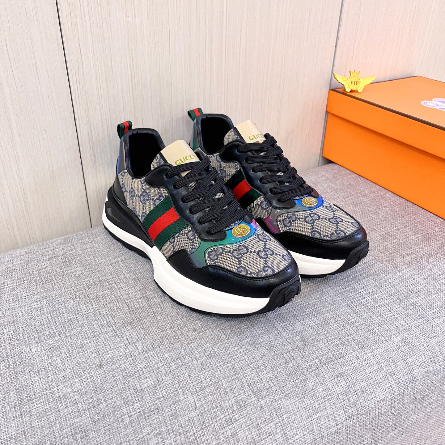 NO:778680,[Gucci] The latest masterpiece of the high-end men's shoe brand official website 11 is made of Italian imported first-layer cowhide with a comfortable and breathable lining and original non-slip and wear-resistant outsole, making walking more convenient and comfortable!  Exclusive new model, stunning work, Midea 11 replica [color] compared with official quality!  Create a fashionable personality to set off your uniqueness!  A must-have for trendy men! Classic size: 38-44 Color 2 colors available.,,cowhide19860909【古奇】 男鞋高端品牌 官网11最新力作鞋面采用意大利进口头层牛皮搭配舒适透气内里原版防滑耐磨大底制作,让行走更加便捷舒适！独家新款,惊世之作,与官方的质量相比美的11复刻[色]！打造时尚个性衬托你的与众不同！潮男必备!经典尺码:38-44 颜色 2色可选.,,cowhide,Men's shoes