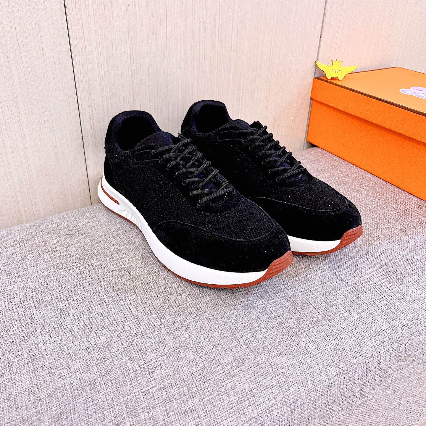 NO:953607,[LP] The latest masterpiece of the high-end men's shoe brand official website 11 is made of Italian imported frosted cowhide. The cowhide is paired with a comfortable and breathable lining and original non-slip and wear-resistant outsole, making walking more convenient and comfortable!  Exclusive new model, stunning work, Midea 11 replica [color] compared with official quality!  Create a fashionable personality to set off your uniqueness!  A must-have for trendy men! Classic sizes: 38-44 colors. Multiple colors available.,,loro piana,cowhide19860909【 LP】 男鞋高端品牌 官网11最新力作鞋面采用意大利进口 磨砂牛皮.牛皮搭配舒适透气内里原版防滑耐磨大底制作,让行走更加便捷舒适！独家新款,惊世之作,与官方的质量相比美的11复刻[色]！打造时尚个性衬托你的与众不同！潮男必备!经典尺码:38-44 颜色 多 色可选.,,loro piana,cowhide,Men's shoes