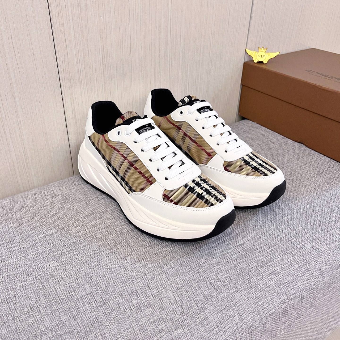 NO:779583,[Burberry] The latest masterpiece of the high-end men's shoe brand official website 11 is made of Italian imported first-layer cowhide with a comfortable and breathable lining and original non-slip and wear-resistant outsole, making walking more convenient and comfortable!  Exclusive new model, stunning work, Midea 11 replica [color] compared with official quality!  Create a fashionable personality to set off your uniqueness!  A must-have for trendy men! Classic sizes: 38-44 Colors 2 colors available.,,burberry,cowhide19860909【 巴宝莉】 男鞋高端品牌 官网11最新力作鞋面采用意大利进口头层牛皮搭配舒适透气内里原版防滑耐磨大底制作,让行走更加便捷舒适！独家新款,惊世之作,与官方的质量相比美的11复刻[色]！打造时尚个性衬托你的与众不同！潮男必备!经典尺码:38-44 颜色 2 色可选.,,burberry,cowhide,Men's shoes