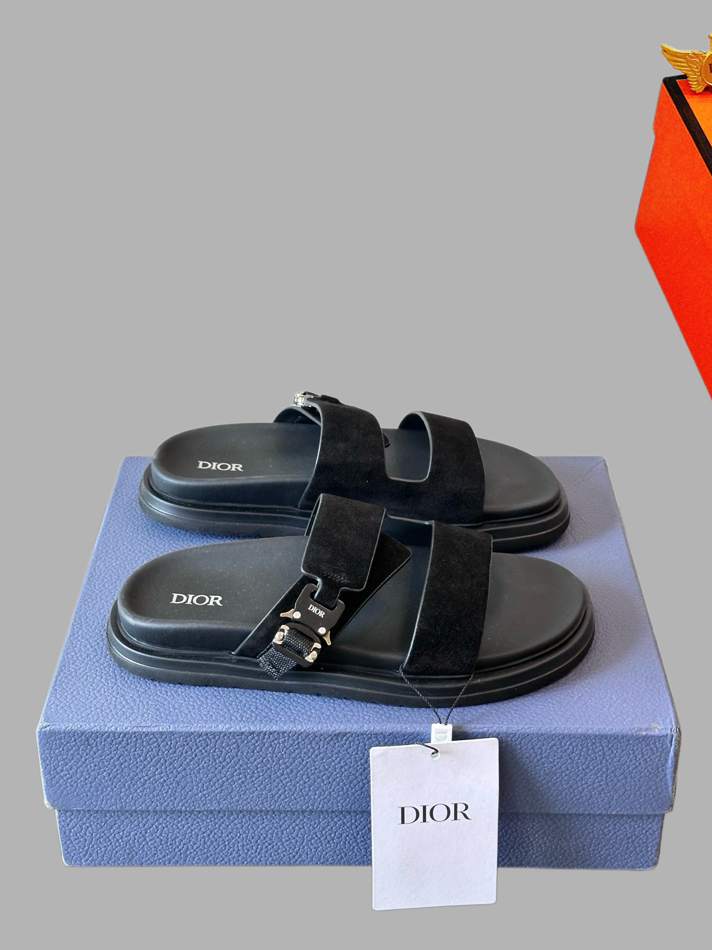 NO:955505,New model on the market [Dior slippers] top layer cowhide high-end 1:1 mold customization, original upgraded version of the outsole, lighter and non-slip. Top quality in the market, fashion trend, versatile and popular, simple and tasteful, a must-have for fashionistas, exuding a fashionable and casual atmosphere, fashion is at your feet, full of confidence, the season of spring and summer slippers of the same style at the counter is here, super beautiful to wear, 38-44 multiple colors available, dior, slippers, cowhide19860909新款上市【迪奥 拖鞋】头层牛皮高端1:1开模定制,原版升级版大底,更轻便,防滑.市场顶级品质,,时尚主打潮流,百搭爆款,简单不失品味,潮人必备,散发时尚休闲气息,时尚就在脚下,自信满满,专柜同款春夏季拖鞋的季节来了,穿起来超级唯美, ,38-44多色可选,,dior,slippers,cowhide,Men's shoes
