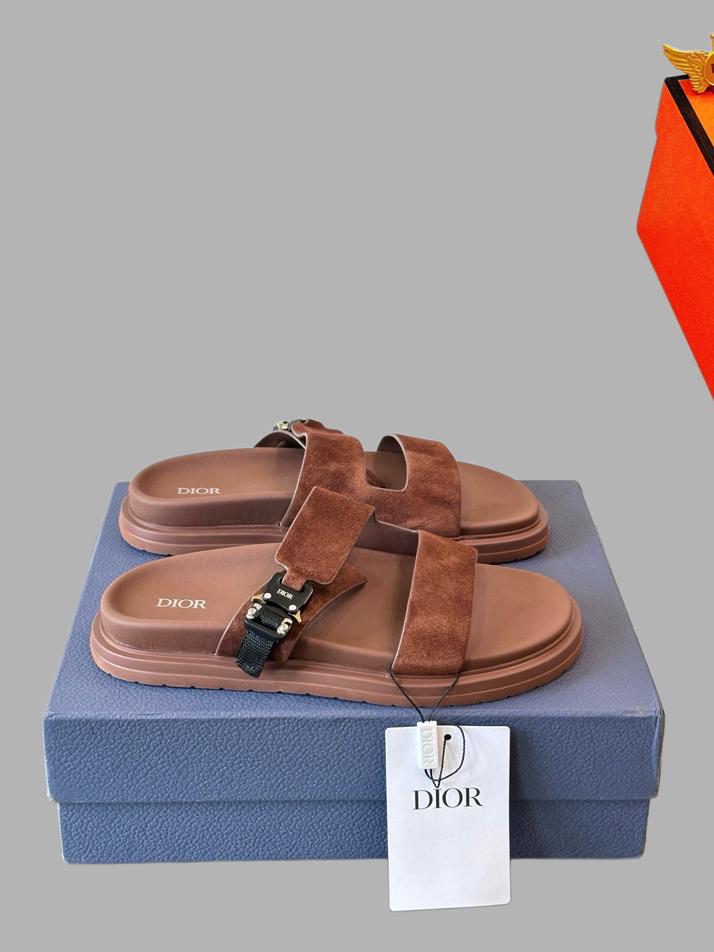 NO:955546,New model on the market [Dior slippers] top layer cowhide high-end 1:1 mold customization, original upgraded version of the outsole, lighter and non-slip. Top quality in the market, fashion trend, versatile and popular, simple and tasteful, a must-have for fashionistas, exuding a fashionable and casual atmosphere, fashion is at your feet, full of confidence, the season of spring and summer slippers of the same style at the counter is here, super beautiful to wear, 38-44 multiple colors available, dior, slippers, cowhide19860909新款上市【迪奥 拖鞋】头层牛皮高端1:1开模定制,原版升级版大底,更轻便,防滑.市场顶级品质,,时尚主打潮流,百搭爆款,简单不失品味,潮人必备,散发时尚休闲气息,时尚就在脚下,自信满满,专柜同款春夏季拖鞋的季节来了,穿起来超级唯美, ,38-44多色可选,,dior,slippers,cowhide,Men's shoes