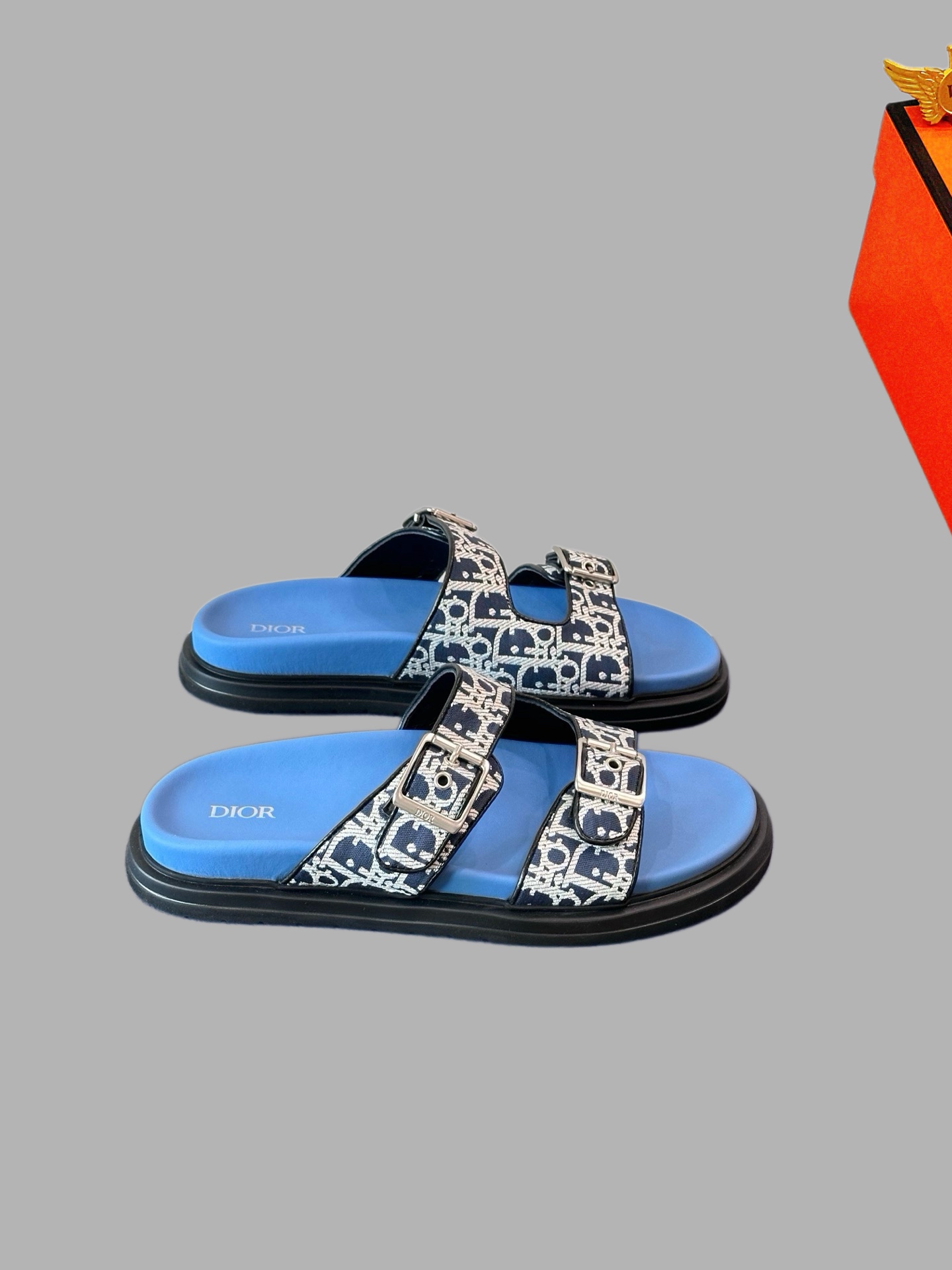 NO:955552,New model on the market [Dior slippers] top-layer cowhide high-end 1:1 mold customization, original upgraded version of the outsole, lighter and non-slip. Top quality in the market, fashion focuses on trends, versatile and popular, simple yet tasteful, a must-have for trendsetters, exuding a fashionable and casual atmosphere, fashion is at your feet, full of confidence, the season of spring and summer slippers of the same style in the counter is here, super beautiful to wear, 38-44 multiple colors available, dior, slippers, cowhide19860909新款上市【迪奥拖鞋】头层牛皮高端1:1开模定制,原版升级版大底,更轻便,防滑.市场顶级品质,,时尚主打潮流,百搭爆款,简单不失品味,潮人必备,散发时尚休闲气息,时尚就在脚下,自信满满,专柜同款春夏季拖鞋的季节来了,穿起来超级唯美, ,38-44多色可选,,dior,slippers,cowhide,Men's shoes