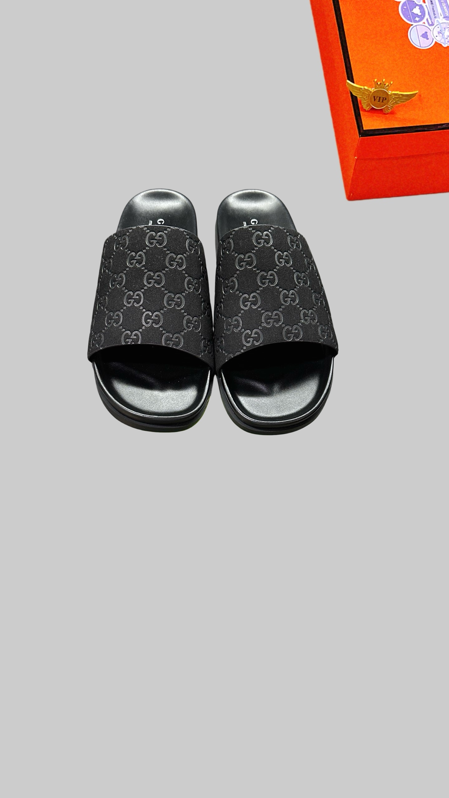 NO:779949,New model on the market [Gucci slippers] top layer cowhide high-end 1:1 mold customization, original upgraded version of the outsole, lighter and non-slip. Top quality in the market, fashion focuses on trends, versatile and popular, simple yet tasteful, a must-have for trendsetters, exuding a fashionable and casual atmosphere, fashion is at your feet, full of confidence, the season of spring and summer slippers of the same style at the counter is here, super beautiful to wear, 38-44 multiple colors available, slippers, cowhide19860909新款上市【古奇 拖鞋】头层牛皮高端1:1开模定制,原版升级版大底,更轻便,防滑.市场顶级品质,,时尚主打潮流,百搭爆款,简单不失品味,潮人必备,散发时尚休闲气息,时尚就在脚下,自信满满,专柜同款春夏季拖鞋的季节来了,穿起来超级唯美, ,38-44多 色可选,,slippers,cowhide,Men's shoes