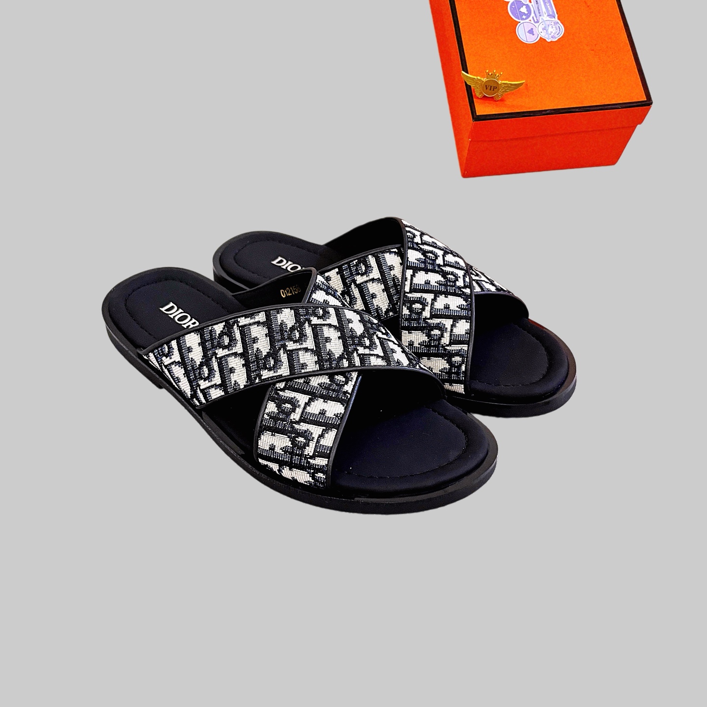NO:779954,New model on the market [Dior slippers] top-layer cowhide high-end 1:1 mold customization, original upgraded version of the outsole, lighter and non-slip. Top quality in the market, fashion-oriented, versatile and popular, simple yet tasteful, a must-have for trendsetters, exuding a fashionable and casual atmosphere, fashion is at your feet, full of confidence, the season of spring and summer slippers of the same style at the counter is here, super beautiful to wear, 38-44 colors available, dior, slippers, cowhide19860909新款上市【迪奥 拖鞋】头层牛皮高端1:1开模定制,原版升级版大底,更轻便,防滑.市场顶级品质,,时尚主打潮流,百搭爆款,简单不失品味,潮人必备,散发时尚休闲气息,时尚就在脚下,自信满满,专柜同款春夏季拖鞋的季节来了,穿起来超级唯美, ,38-44多 色可选,,dior,slippers,cowhide,Men's shoes