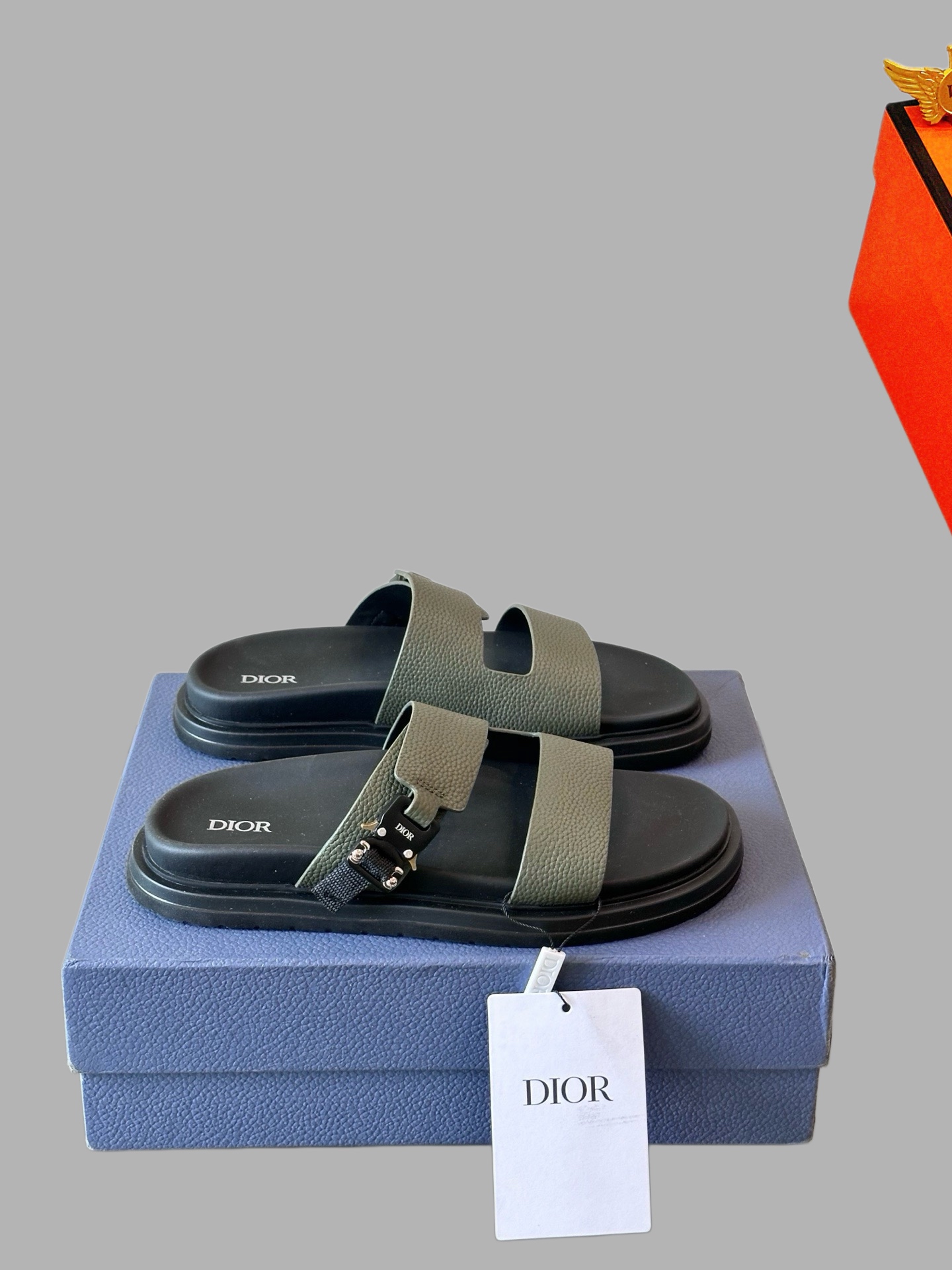 NO:955511,New model on the market [Dior slippers] top-layer cowhide high-end 1:1 mold customization, original upgraded version of the outsole, lighter and non-slip. Top quality in the market, fashion focuses on trends, versatile and popular, simple yet tasteful, a must-have for trendsetters, exuding a fashionable and casual atmosphere, fashion is at your feet, full of confidence, the season of spring and summer slippers of the same style in the counter is here, super beautiful to wear, 38-44 multiple colors available, dior, slippers, cowhide19860909新款上市【迪奥拖鞋】头层牛皮高端1:1开模定制,原版升级版大底,更轻便,防滑.市场顶级品质,,时尚主打潮流,百搭爆款,简单不失品味,潮人必备,散发时尚休闲气息,时尚就在脚下,自信满满,专柜同款春夏季拖鞋的季节来了,穿起来超级唯美, ,38-44多色可选,,dior,slippers,cowhide,Men's shoes