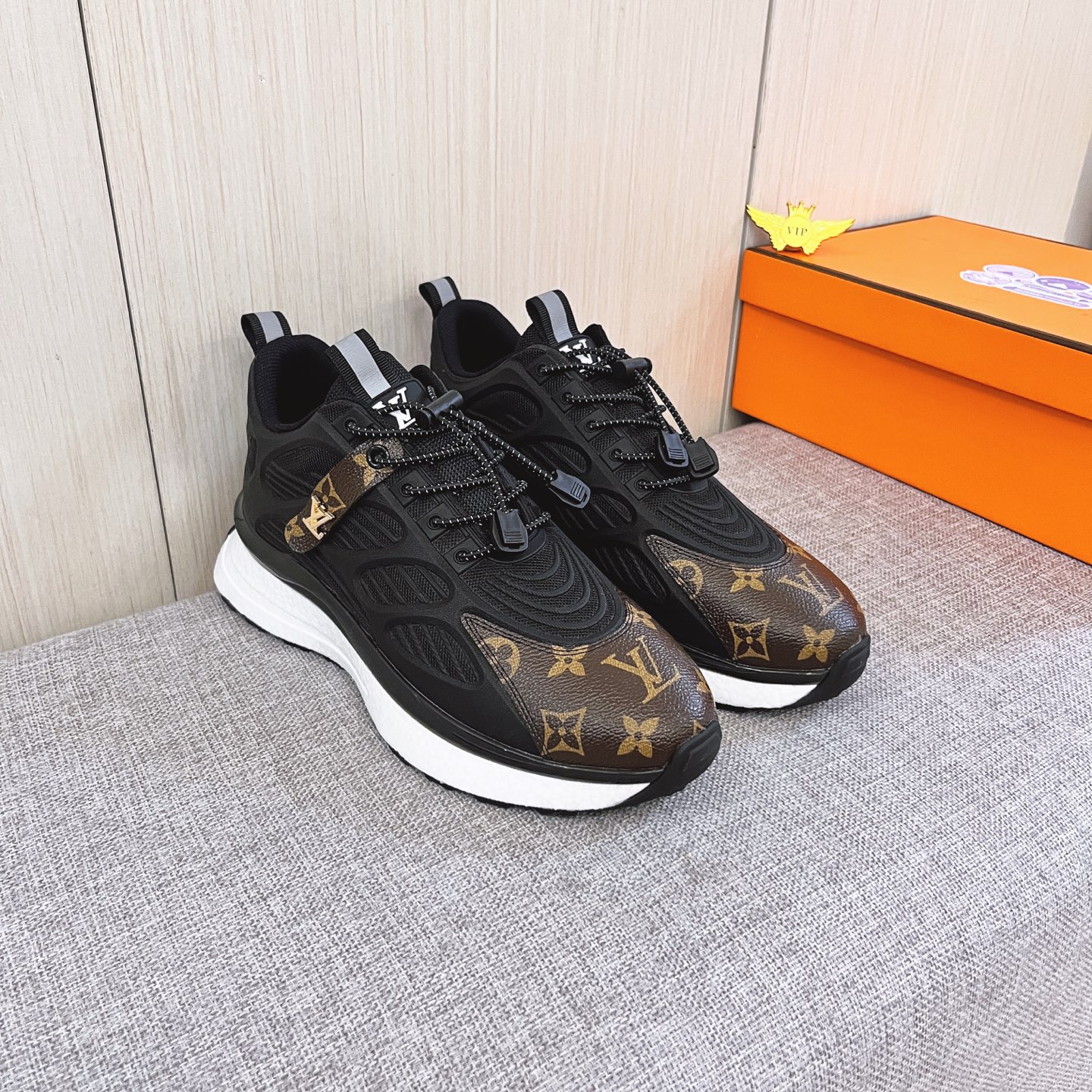 NO:780770,.【LV】The latest masterpiece of the high-end men's shoe brand official website 11 is made of Italian imported frosted cowhide. The cowhide is paired with a comfortable and breathable lining and original non-slip and wear-resistant outsole, making walking more convenient and comfortable!  Exclusive new model, stunning work, Midea 11 replica [color] compared with official quality!  Create a fashionable personality to set off your uniqueness!  A must-have for trendy men! Classic sizes: 38-44 Colors 2. Colors available.,,louis vuitton,cowhide19860909.【 LV】 男鞋高端品牌 官网11最新力作鞋面采用意大利进口 磨砂牛皮.牛皮搭配舒适透气内里原版防滑耐磨大底制作,让行走更加便捷舒适！独家新款,惊世之作,与官方的质量相比美的11复刻[色]！打造时尚个性衬托你的与众不同！潮男必备!经典尺码:38-44 颜色 2.色可选.,,louis vuitton,cowhide,Men's shoes