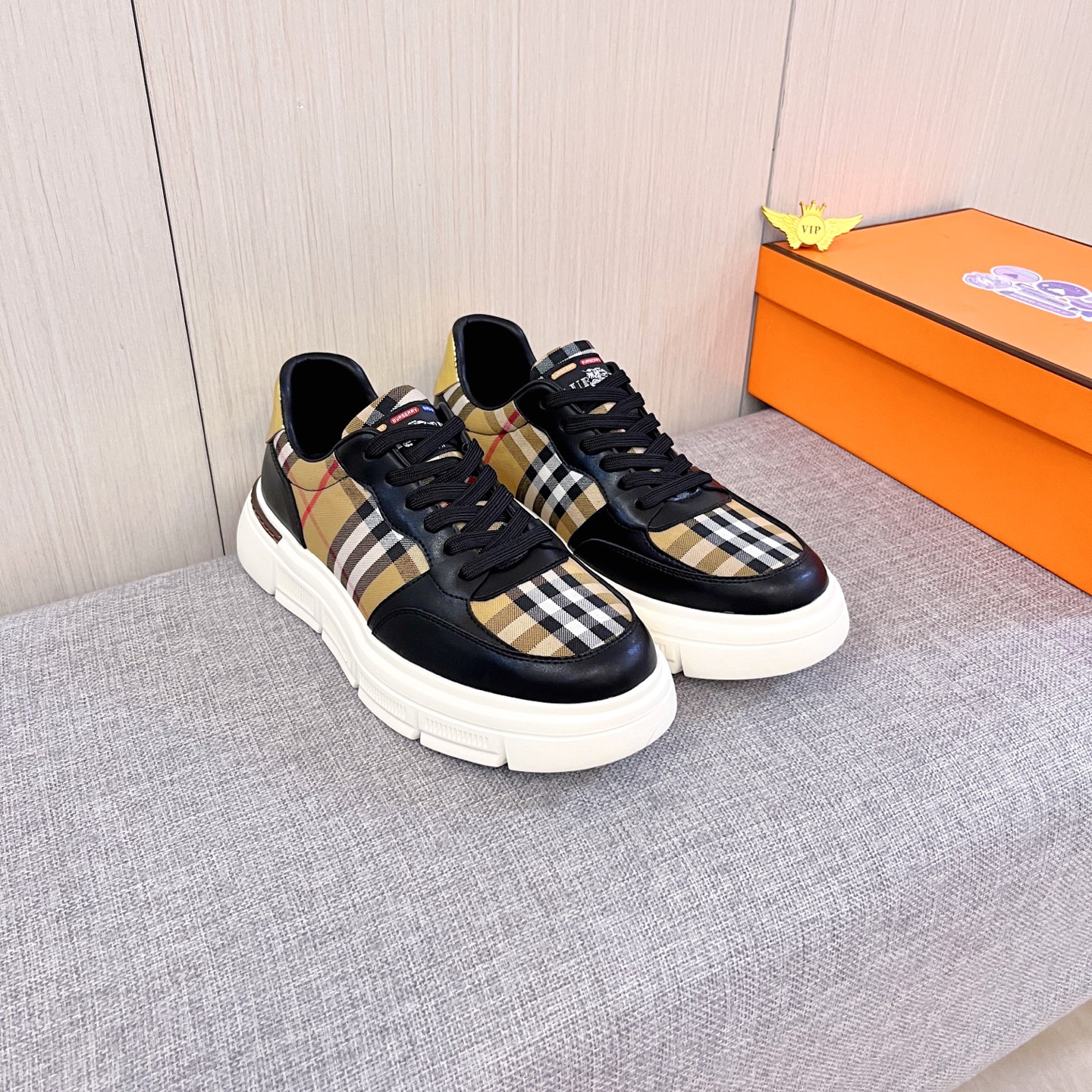 NO:780677,[Burberry] The latest masterpiece of the high-end men's shoe brand official website 11 is made of Italian imported frosted cowhide. The cowhide is paired with a comfortable and breathable lining and an original non-slip and wear-resistant outsole, making walking more convenient and comfortable!  Exclusive new model, stunning work, Midea 11 replica [color] compared with official quality!  Create a fashionable personality to set off your uniqueness!  A must-have for trendy men! Classic sizes: 38-44 Colors 2 colors available.,,burberry,cowhide19860909【 巴宝莉】 男鞋高端品牌 官网11最新力作鞋面采用意大利进口 磨砂牛皮.牛皮搭配舒适透气内里原版防滑耐磨大底制作,让行走更加便捷舒适！独家新款,惊世之作,与官方的质量相比美的11复刻[色]！打造时尚个性衬托你的与众不同！潮男必备!经典尺码:38-44 颜色 2色可选.,,burberry,cowhide,Men's shoes
