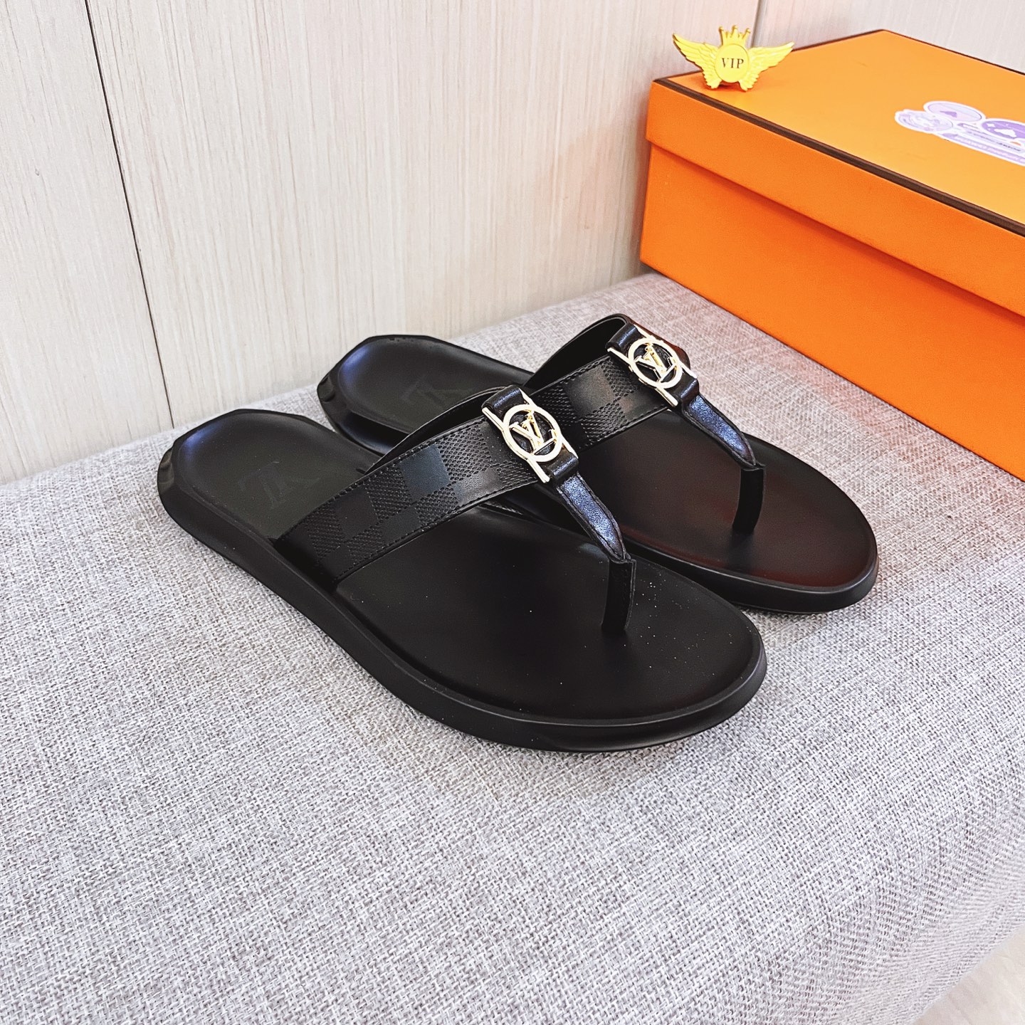 NO:955516,New model on the market [LV Louis Vuitton slippers] High-end 1:1 mold customization, original upgraded version of the outsole, lighter and non-slip. Top quality in the market, fashion-focused, versatile and popular, simple yet tasteful, a must-have for fashionistas, exuding a fashionable and casual atmosphere, fashion is at your feet, full of confidence, the season of spring and summer slippers of the same style in the counter is here, super beautiful to wear, 38-44 multiple colors available, louis vuitton, louis  vuitton,slippers19860909新款上市【LV 路易威登拖鞋】高端1:1开模定制,原版升级版大底,更轻便,防滑.市场顶级品质,,时尚主打潮流,百搭爆款,简单不失品味,潮人必备,散发时尚休闲气息,时尚就在脚下,自信满满,专柜同款春夏季拖鞋的季节来了,穿起来超级唯美, ,38-44 多色可选,,louis vuitton,louis vuitton,slippers,Men's shoes