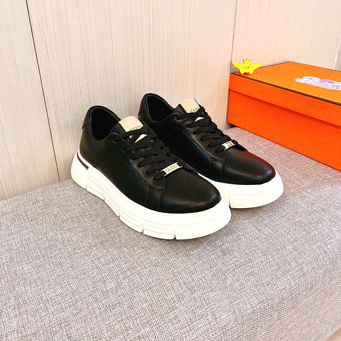 NO:956788,[Gucci] The latest masterpiece of the high-end men's shoe brand official website 11 is made of Italian imported frosted cowhide. The cowhide is paired with a comfortable and breathable lining to make the original non-slip and wear-resistant outsole, making walking more convenient and comfortable!  Exclusive new model, stunning work, Midea 11 replica [color] compared with official quality!  Create a fashionable personality to set off your uniqueness!  A must-have for trendy men! Classic size: 38-44 Color 2 colors available.,,cowhide19860909【 古奇】 男鞋高端品牌 官网11最新力作鞋面采用意大利进口 磨砂牛皮.牛皮搭配舒适透气内里原版防滑耐磨大底制作,让行走更加便捷舒适！独家新款,惊世之作,与官方的质量相比美的11复刻[色]！打造时尚个性衬托你的与众不同！潮男必备!经典尺码:38-44 颜色 2色可选.,,cowhide,Men's shoes