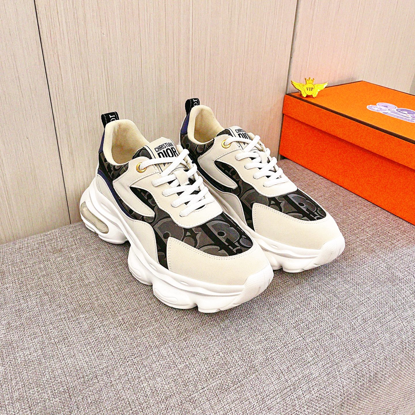 NO:782139,[Dior] The latest masterpiece of the high-end men's shoe brand official website 11 is made of cowhide imported from Italy with a comfortable and breathable lining and original non-slip and wear-resistant outsole, making walking more convenient and comfortable!  Exclusive new model, stunning work, Midea 11 replica [color] compared with official quality!  Create a fashionable personality to set off your uniqueness!  A must-have for trendy men! Classic sizes: 38-44, 2 colors available.,,dior,cowhide19860909【 迪奥】 男鞋高端品牌 官网11最新力作鞋面采用意大利进口 牛皮搭配舒适透气内里原版防滑耐磨大底制作,让行走更加便捷舒适！独家新款,惊世之作,与官方的质量相比美的11复刻[色]！打造时尚个性衬托你的与众不同！潮男必备!经典尺码:38-44 颜色2色可选.,,dior,cowhide,Men's shoes