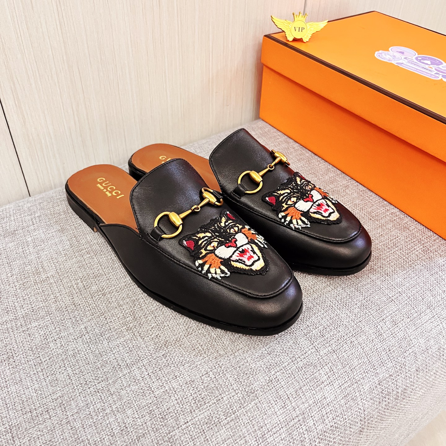 NO:782325,[Gucci] The latest masterpiece of the high-end men's shoe brand official website 11 is made of cowhide imported from Italy with a comfortable and breathable lining and original non-slip and wear-resistant outsole, making walking more convenient and comfortable!  Exclusive new model, stunning work, Midea 11 replica [color] compared with official quality!  Create a fashionable personality to set off your uniqueness!  A must-have for trendy men! Classic size: 38-44 Color 1 color available.,,cowhide19860909【 古奇】 男鞋高端品牌 官网11最新力作鞋面采用意大利进口 牛皮搭配舒适透气内里原版防滑耐磨大底制作,让行走更加便捷舒适！独家新款,惊世之作,与官方的质量相比美的11复刻[色]！打造时尚个性衬托你的与众不同！潮男必备!经典尺码:38-44 颜色 1 色可选.,,cowhide,Men's shoes