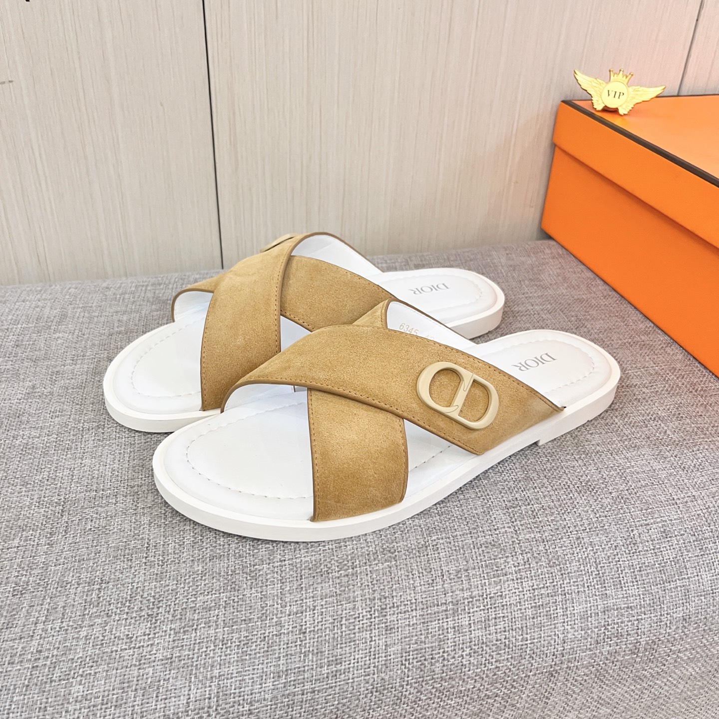 NO:782721,New model on the market [Dior slippers] High-end 1:1 mold customization, original upgraded version of the outsole, lighter and non-slip. Top quality in the market, fashion-oriented, versatile and popular, simple and tasteful, a must-have for trendsetters, exuding a fashionable and casual atmosphere, fashion is at your feet, full of confidence, the season of spring and summer slippers of the same style in the counter is here, super beautiful to wear, 38-44 multiple colors available, dior, slippers19860909新款上市【迪奥 拖鞋】高端1:1开模定制,原版升级版大底,更轻便,防滑.市场顶级品质,,时尚主打潮流,百搭爆款,简单不失品味,潮人必备,散发时尚休闲气息,时尚就在脚下,自信满满,专柜同款春夏季拖鞋的季节来了,穿起来超级唯美, ,38-44多色可选,,dior,slippers,Men's shoes