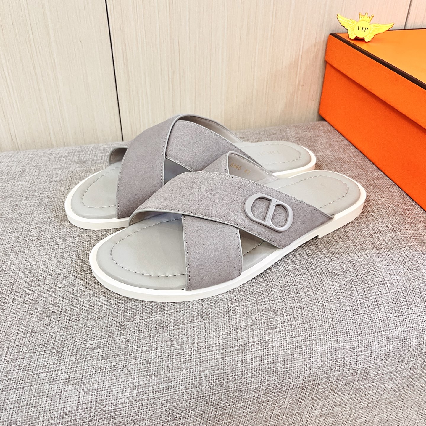 NO:782708,New model on the market [Dior slippers] High-end 1:1 mold customization, original upgraded version of the outsole, lighter and non-slip. Top quality in the market, fashion-oriented, versatile and popular, simple and tasteful, a must-have for trendsetters, exuding a fashionable and casual atmosphere, fashion is at your feet, full of confidence, the season of spring and summer slippers of the same style in the counter is here, super beautiful to wear, 38-44 multi-color, dior, slippers19860909新款上市【迪奥 拖鞋】高端1:1开模定制,原版升级版大底,更轻便,防滑.市场顶级品质,,时尚主打潮流,百搭爆款,简单不失品味,潮人必备,散发时尚休闲气息,时尚就在脚下,自信满满,专柜同款春夏季拖鞋的季节来了,穿起来超级唯美, ,38-44多色可,,dior,slippers,Men's shoes
