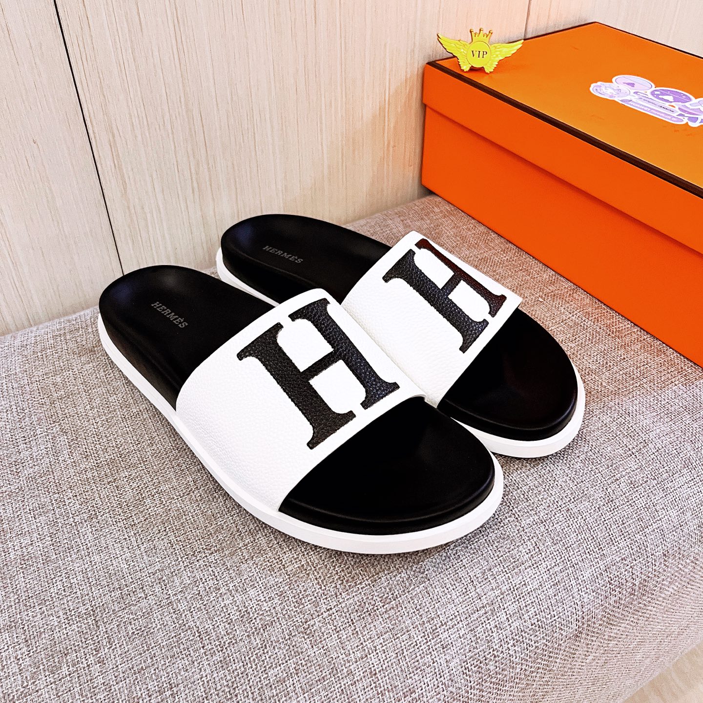 NO:782692,New model on the market [Hermès slippers] High-end 1:1 mold customization, original upgraded version of the outsole, lighter and non-slip. Top quality in the market, fashion-oriented, versatile and popular, simple and tasteful, a must-have for fashionistas, exuding a fashionable and casual atmosphere, fashion is at your feet, full of confidence, the season of spring and summer slippers of the same style in the counter is here, super beautiful to wear, 38-45. Multiple colors available, hermes, slippers19860909新款上市【爱马仕拖鞋】高端1:1开模定制,原版升级版大底,更轻便,防滑.市场顶级品质,,时尚主打潮流,百搭爆款,简单不失品味,潮人必备,散发时尚休闲气息,时尚就在脚下,自信满满,专柜同款春夏季拖鞋的季节来了,穿起来超级唯美, ,38-45.多色可选,,hermes,slippers,Men's shoes