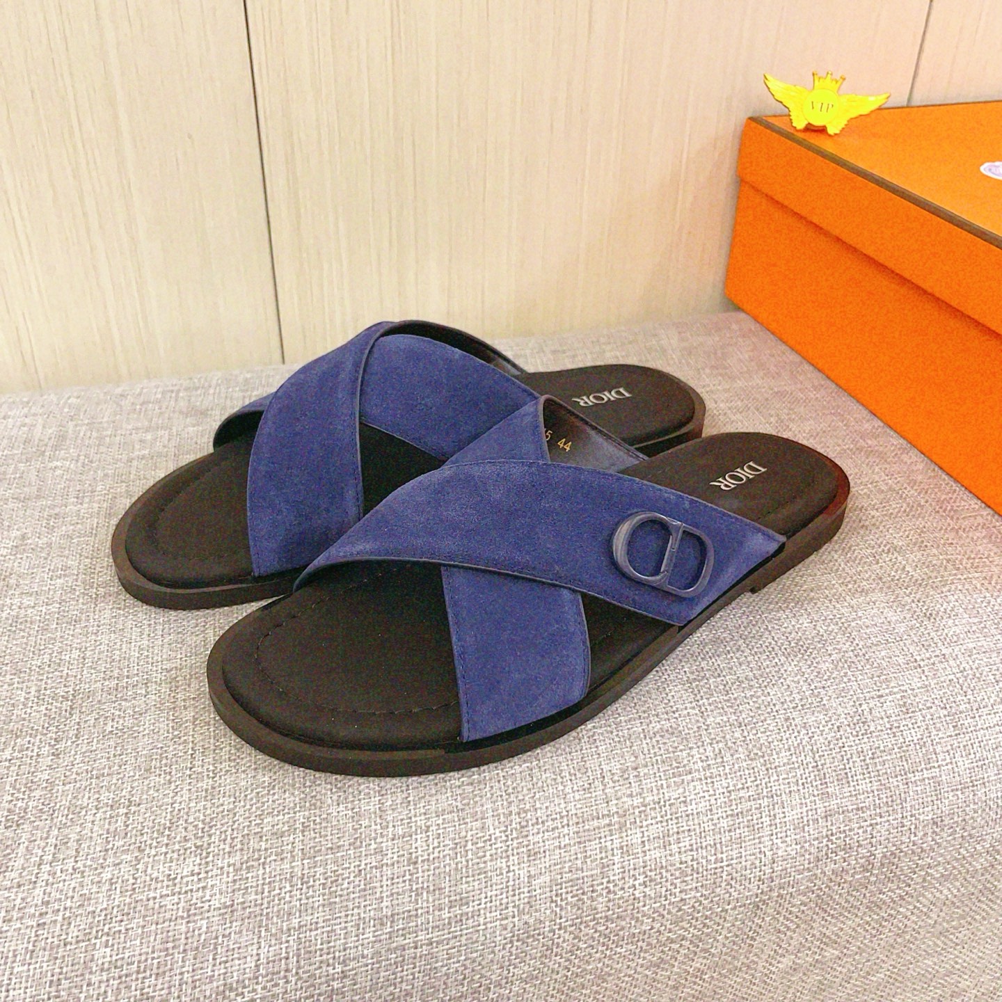 NO:782700,New model on the market [Dior slippers] High-end 1:1 mold customization, original upgraded version of the outsole, lighter and non-slip. Top quality in the market, fashion trend, versatile and popular, simple and tasteful, a must-have for fashionistas, exuding a fashionable and casual atmosphere, fashion is at your feet, full of confidence, the season of spring and summer slippers of the same style in the counter is here, super beautiful to wear, 38-45. Multiple colors available, dior, slippers19860909新款上市【迪奥拖鞋】高端1:1开模定制,原版升级版大底,更轻便,防滑.市场顶级品质,,时尚主打潮流,百搭爆款,简单不失品味,潮人必备,散发时尚休闲气息,时尚就在脚下,自信满满,专柜同款春夏季拖鞋的季节来了,穿起来超级唯美, ,38-45.多色可选,,dior,slippers,Men's shoes