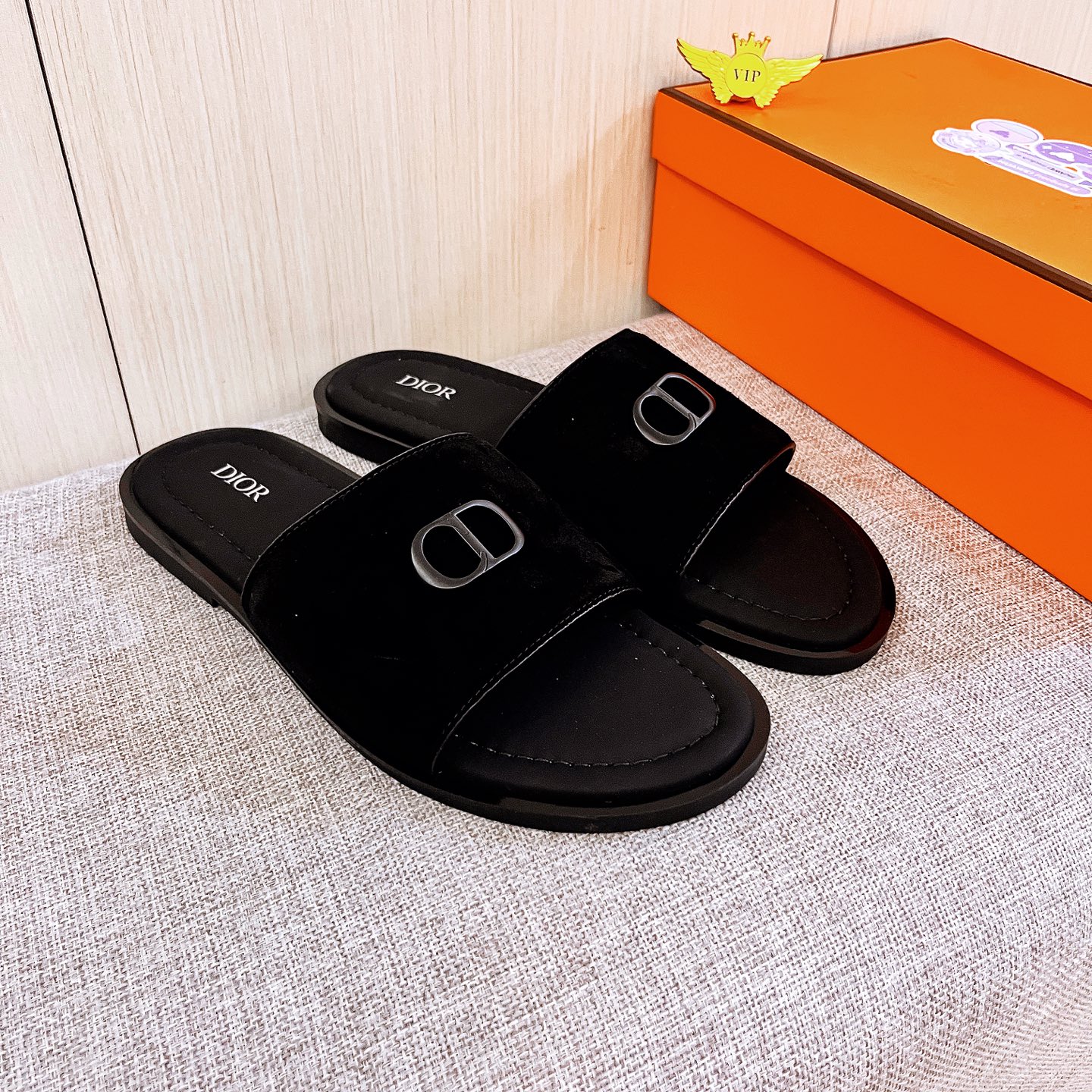 NO:782714,New model on the market [Dior slippers] High-end 1:1 mold customization, original upgraded version of the outsole, lighter and non-slip. Top quality in the market, fashion trend, versatile and popular, simple and tasteful, a must-have for fashionistas, exuding a fashionable and casual atmosphere, fashion is at your feet, full of confidence, the season of spring and summer slippers of the same style in the counter is here, super beautiful to wear, 38-45. Multiple colors available, dior, slippers19860909新款上市【迪奥拖鞋】高端1:1开模定制,原版升级版大底,更轻便,防滑.市场顶级品质,,时尚主打潮流,百搭爆款,简单不失品味,潮人必备,散发时尚休闲气息,时尚就在脚下,自信满满,专柜同款春夏季拖鞋的季节来了,穿起来超级唯美, ,38-45.多色可选,,dior,slippers,Men's shoes