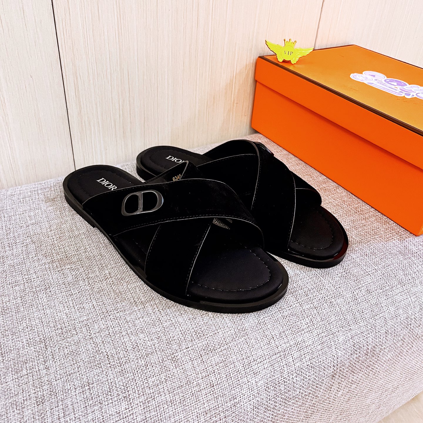 NO:782727,New model on the market [Dior slippers] High-end 1:1 mold customization, original upgraded version of the outsole, lighter and non-slip. Top quality in the market, fashion trend, versatile and popular, simple and tasteful, a must-have for fashionistas, exuding a fashionable and casual atmosphere, fashion is at your feet, full of confidence, the season of spring and summer slippers of the same style in the counter is here, super beautiful to wear, 38-45. Multiple colors available, dior, slippers19860909新款上市【迪奥拖鞋】高端1:1开模定制,原版升级版大底,更轻便,防滑.市场顶级品质,,时尚主打潮流,百搭爆款,简单不失品味,潮人必备,散发时尚休闲气息,时尚就在脚下,自信满满,专柜同款春夏季拖鞋的季节来了,穿起来超级唯美, ,38-45.多色可选,,dior,slippers,Men's shoes