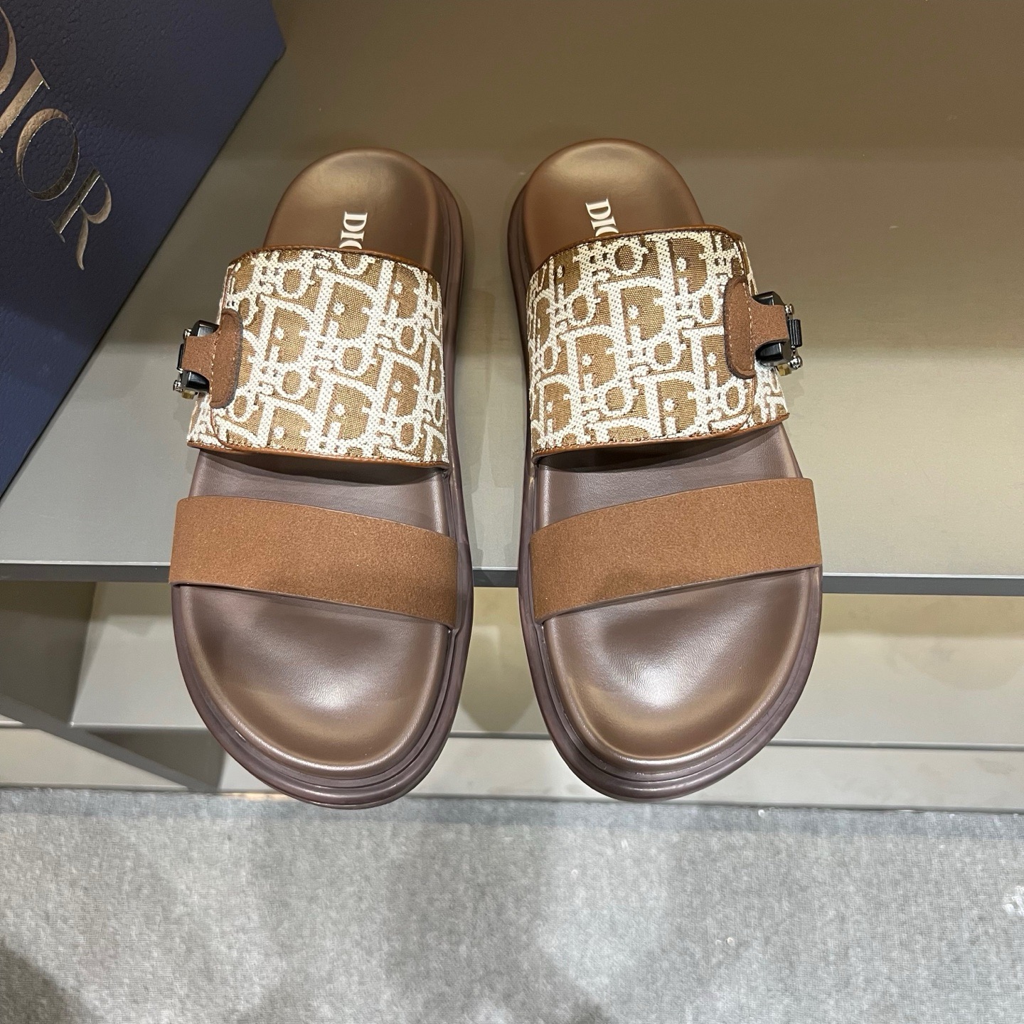 NO:783011,New model on the market [Dior slippers] High-end 1:1 mold customization, original upgraded version of the outsole, lighter and non-slip. Top quality in the market, fashion-oriented, versatile and popular, simple and tasteful, a must-have for fashionistas, exuding a fashionable and casual atmosphere, fashion is at your feet, full of confidence, the season of spring and summer slippers of the same style in the counter is here, super beautiful to wear, 38-44. Multiple colors available, dior, slippers19860909新款上市【迪奥拖鞋】高端1:1开模定制,原版升级版大底,更轻便,防滑.市场顶级品质,,时尚主打潮流,百搭爆款,简单不失品味,潮人必备,散发时尚休闲气息,时尚就在脚下,自信满满,专柜同款春夏季拖鞋的季节来了,穿起来超级唯美, ,38-44.多色可选,,dior,slippers,Men's shoes