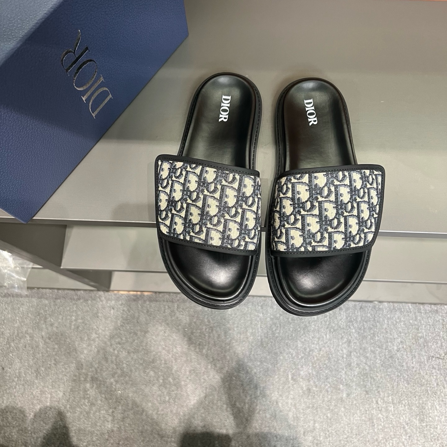 NO:783019,New model on the market [Dior slippers] High-end 1:1 mold customization, original upgraded version of the outsole, lighter and non-slip. Top quality in the market, fashion-oriented, versatile and popular, simple and tasteful, a must-have for fashionistas, exuding a fashionable and casual atmosphere, fashion is at your feet, full of confidence, the season of spring and summer slippers of the same style in the counter is here, super beautiful to wear, 38-44 multiple colors available, dior, slippers19860909新款上市【迪奥拖鞋】高端1:1开模定制,原版升级版大底,更轻便,防滑.市场顶级品质,,时尚主打潮流,百搭爆款,简单不失品味,潮人必备,散发时尚休闲气息,时尚就在脚下,自信满满,专柜同款春夏季拖鞋的季节来了,穿起来超级唯美, ,38-44多色可选,,dior,slippers,Men's shoes