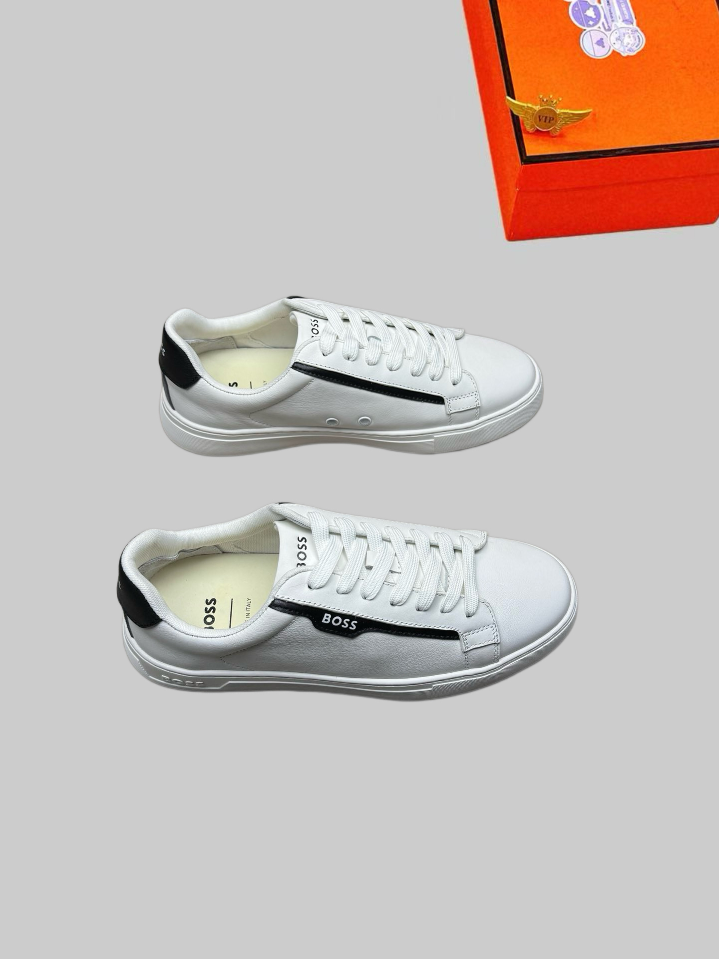 NO:886003,Work batch [BOSS] - High-end quality original casual sports sneakers - Nappa calfskin upper, shoe body. Brand logo screen-printed on the heel - Brand canvas lining, foot pads; water-dyed cowhide - Ultra-light TPU foam outsole; Molded outsole - Super high quality control, fine workmanship (high-end, luxury, grade) Sizes. 39-44. Multiple colors available,,cowhide19860909工批 【BOSS】 -高端品质 原单休闲运动板鞋 -鞋面纳帕小牛皮、鞋身.后跟丝印品牌logo -内里品牌帆布,垫脚；水染牛皮 -大底超轻TPU发泡；成型大底 -超高品控·做工精细凸显(高端·贵气·档次) 尺码.39-44.多色可选,,cowhide,Men's shoes