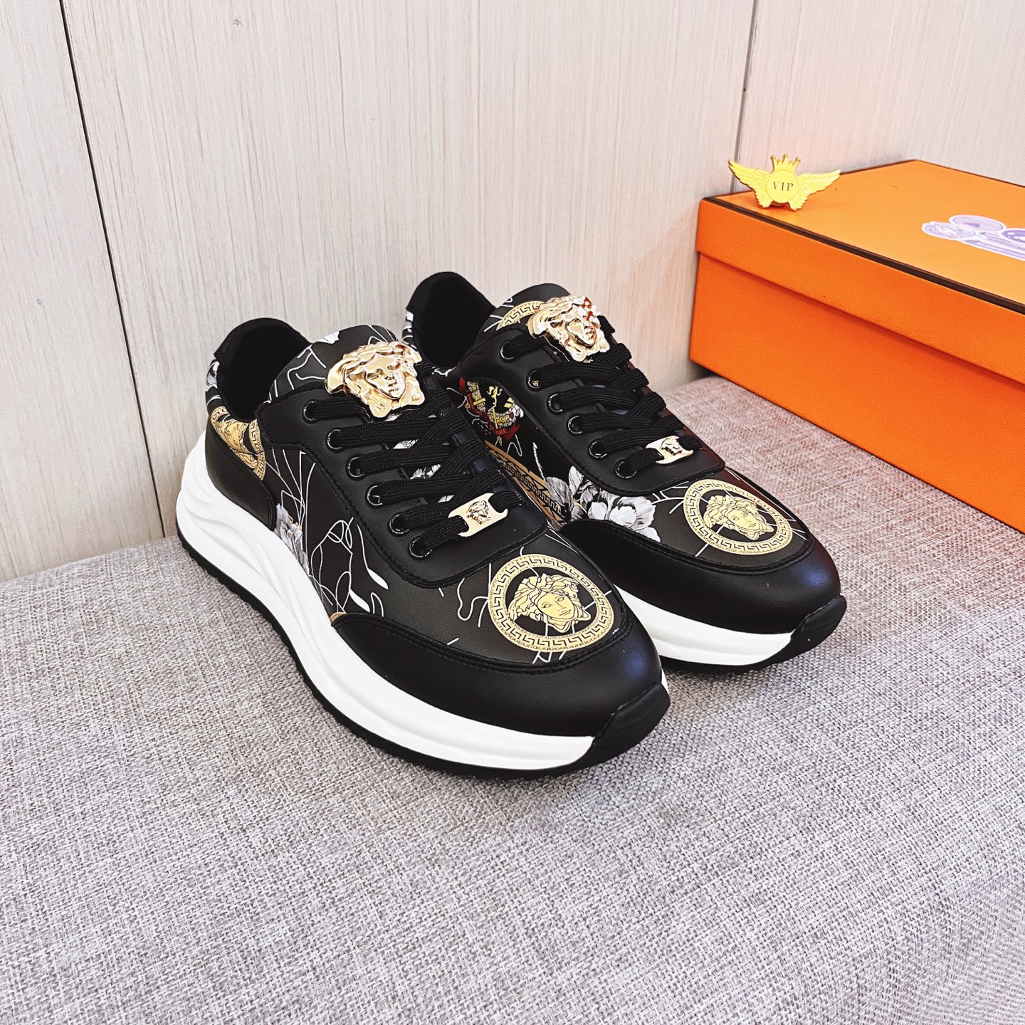 NO:886021,[Versace] The latest masterpiece of the high-end men's shoe brand official website 11 is made of cowhide imported from Italy with a comfortable and breathable lining and original non-slip and wear-resistant outsole, making walking more convenient and comfortable!  Exclusive new model, stunning work, Midea 11 replica [color] compared with official quality!  Create a fashionable personality to set off your uniqueness!  A must-have for trendy men! Classic sizes: 38-44, 2 colors available.,,versace,cowhide19860909【 范思哲】 男鞋高端品牌 官网11最新力作鞋面采用意大利进口 牛皮搭配舒适透气内里原版防滑耐磨大底制作,让行走更加便捷舒适！独家新款,惊世之作,与官方的质量相比美的11复刻[色]！打造时尚个性衬托你的与众不同！潮男必备!经典尺码:38-44 颜色2 色可选.,,versace,cowhide,Men's shoes