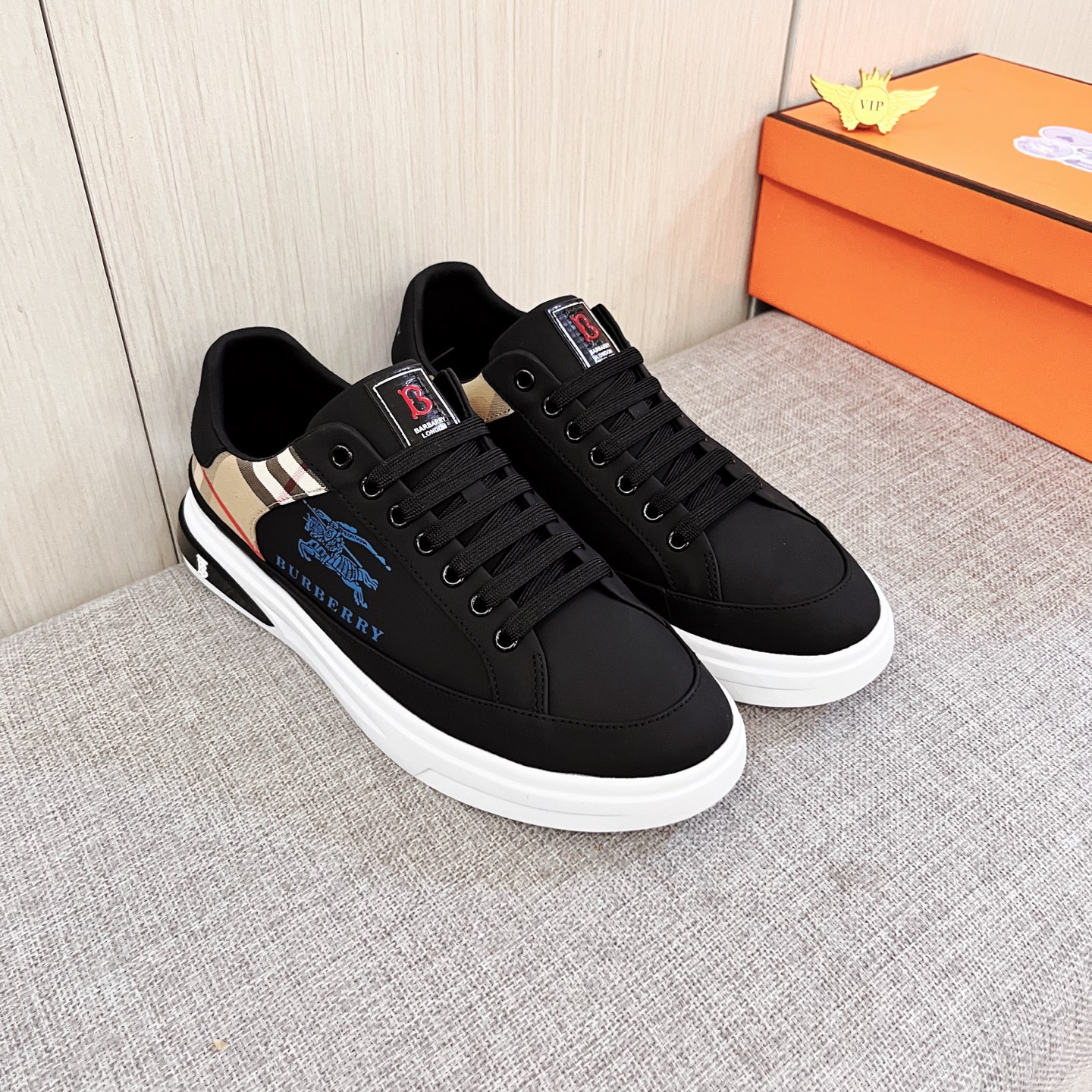 NO:886046,[Burberry] The latest masterpiece of the high-end men's shoe brand official website 11 is made of Italian imported first-layer cowhide with a comfortable and breathable lining and original non-slip and wear-resistant outsole, making walking more convenient and comfortable!  Exclusive new model, stunning work, Midea 11 replica [color] compared with official quality!  Create a fashionable personality to set off your uniqueness!  A must-have for trendy men! Classic size: 38-44 Color 1 color optional, burberry, cowhide19860909【巴宝莉】 男鞋高端品牌 官网11最新力作鞋面采用意大利进口头层牛皮搭配舒适透气内里原版防滑耐磨大底制作,让行走更加便捷舒适！独家新款,惊世之作,与官方的质量相比美的11复刻[色]！打造时尚个性衬托你的与众不同！潮男必备!经典尺码:38-44 颜色 1色可选,,burberry,cowhide,Men's shoes