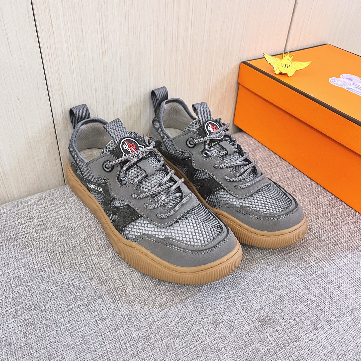 NO:886808,Factory [Meng Mouth] Men's high-end brand of shoes, official website 11's latest masterpiece, the upper is made of the Italian official website's original special technical cloth fabric with the original comfortable and breathable lining and the original designated non-slip outsole, making walking more convenient and comfortable!  Exclusive new model, stunning work, Midea 11 replica [color] compared with official quality!  Create a fashionable personality to set off your uniqueness!  A must-have for trendy men! , Size: 38-44. Color. 2 colors available, Moncler19860909工厂【蒙口】男鞋高端品牌 官网11最新力作鞋面采用意大利官网原版专用科技布面料搭配原版舒适透气内里原版指定防滑大底制作让行走更加便捷舒适！独家新款,惊世之作,与官方的质量相比美的11复刻[色]！打造时尚个性衬托你的与众不同！潮男必备! ,尺码:38－44.颜色. 2色可选,,Moncler,Men's shoes