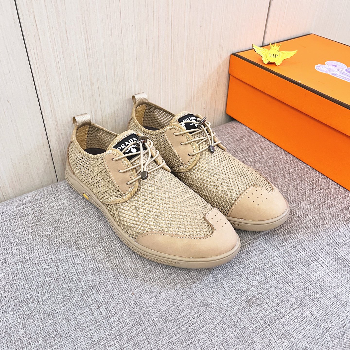 NO:886826,[Prada] The latest masterpiece of the high-end men's shoe brand official website 11, the upper is made of the Italian official website's original special technical cloth fabric with the original comfortable and breathable lining and the original designated non-slip outsole, making walking more convenient and comfortable!  Exclusive new model, stunning work, Midea 11 replica [color] compared with official quality!  Create a fashionable personality to set off your uniqueness!  A must-have for trendy men! , Size: 38-44. Color. 2 colors available, prada19860909【普拉达】男鞋高端品牌 官网11最新力作鞋面采用意大利官网原版专用科技布面料搭配原版舒适透气内里原版指定防滑大底制作让行走更加便捷舒适！独家新款,惊世之作,与官方的质量相比美的11复刻[色]！打造时尚个性衬托你的与众不同！潮男必备! ,尺码:38－44.颜色. 2色可选,,prada,Men's shoes