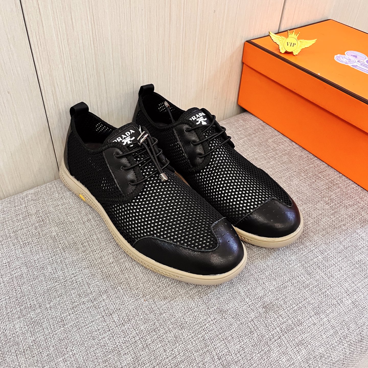 NO:886835,Factory [Prada], the high-end brand of men's shoes, official website 11's latest masterpiece, the upper is made of the original Italian official website special technical cloth fabric with the original comfortable and breathable lining and the original designated non-slip outsole, making walking more convenient and comfortable!  Exclusive new model, stunning work, Midea 11 replica [color] compared with official quality!  Create a fashionable personality to set off your uniqueness!  A must-have for trendy men! , Size: 38-44. Color. 2 colors available, prada19860909工厂【普拉达】男鞋高端品牌 官网11最新力作鞋面采用意大利官网原版专用科技布面料搭配原版舒适透气内里原版指定防滑大底制作让行走更加便捷舒适！独家新款,惊世之作,与官方的质量相比美的11复刻[色]！打造时尚个性衬托你的与众不同！潮男必备! ,尺码:38－44.颜色. 2色可选,,prada,Men's shoes