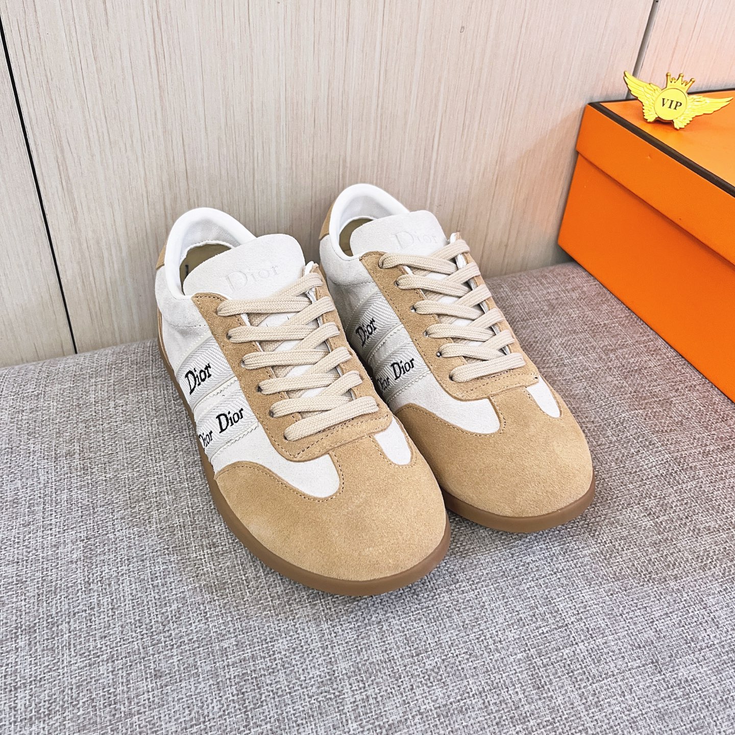 NO:887257,[Dior] Couple clothing, high-end men's shoes brand, official website 11's latest masterpiece, the upper is made of Italian imported first-layer cowhide with a comfortable and breathable lining and original non-slip and wear-resistant outsole, making walking more convenient and comfortable!  Exclusive new model, stunning work, Midea 11 replica [color] compared with official quality!  Create a fashionable personality to set off your uniqueness!  A must-have for trendy men! Classic. Women’s sizes: 35-40. Men’s sizes: 38-44. Colors. Multiple colors available.,,dior,cowhide19860909【迪奥】 情侣装 男鞋高端品牌 官网11最新力作鞋面采用意大利进口头层牛皮搭配舒适透气内里原版防滑耐磨大底制作,让行走更加便捷舒适！独家新款,惊世之作,与官方的质量相比美的11复刻[色]！打造时尚个性衬托你的与众不同！潮男必备!经典.女码 35—40. 男尺码:38-44 颜色 多色可选.,,dior,cowhide,Men's shoes