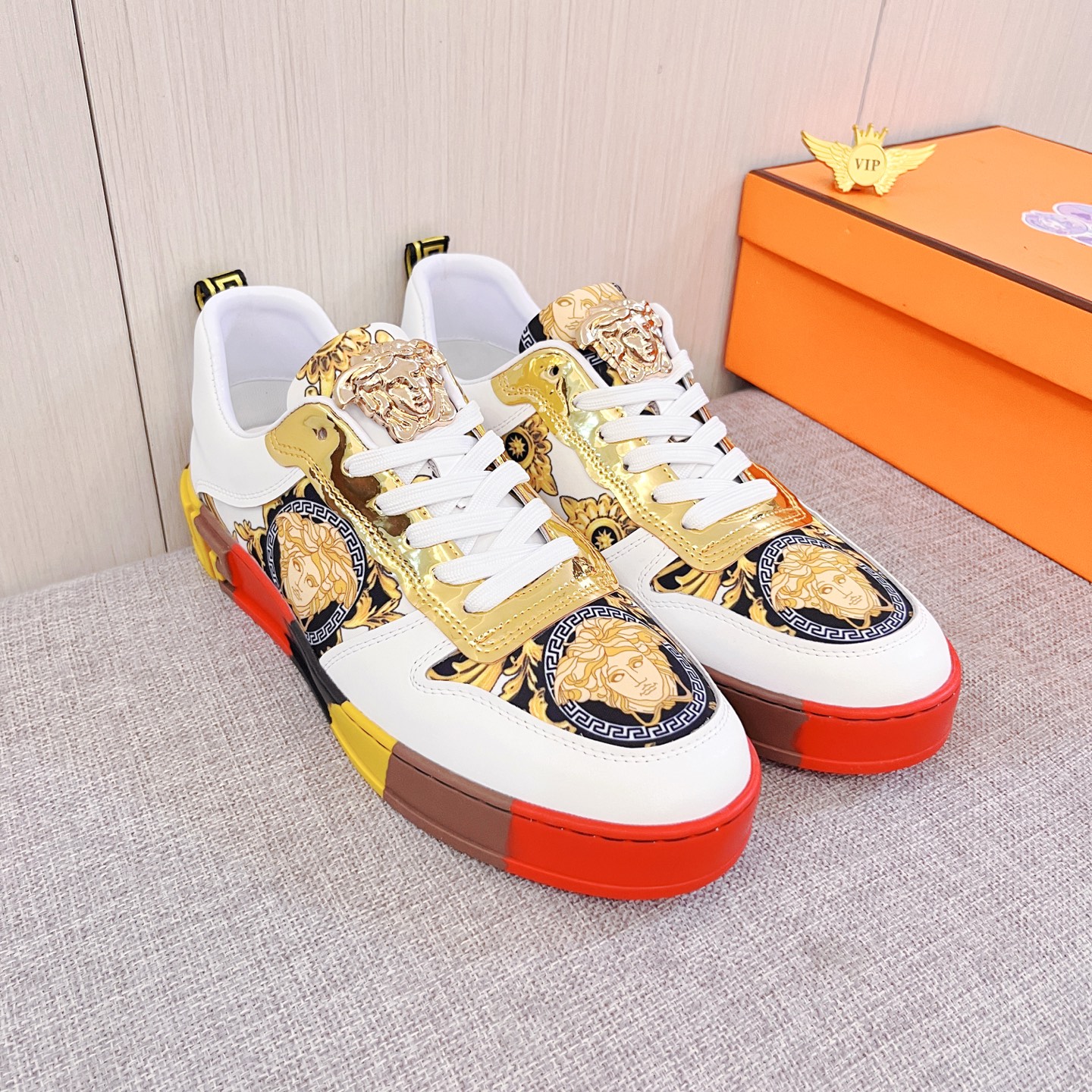 NO:930992,[Versace] The latest masterpiece of the high-end men's shoe brand official website 11, the upper is made of Italian imported first-layer cowhide with a comfortable and breathable lining and original non-slip and wear-resistant outsole, making walking more convenient and comfortable!  Exclusive new model, stunning work, Midea 11 replica [color] compared with official quality!  Create a fashionable personality to set off your uniqueness!  A must-have for trendy men! Classic size: 38-44 Color 2 colors available, versace, cowhide19860909【范思哲】 男鞋高端品牌 官网11最新力作鞋面采用意大利进口头层牛皮搭配舒适透气内里原版防滑耐磨大底制作,让行走更加便捷舒适！独家新款,惊世之作,与官方的质量相比美的11复刻[色]！打造时尚个性衬托你的与众不同！潮男必备!经典尺码:38-44 颜色 2色可选,,versace,cowhide,Men's shoes