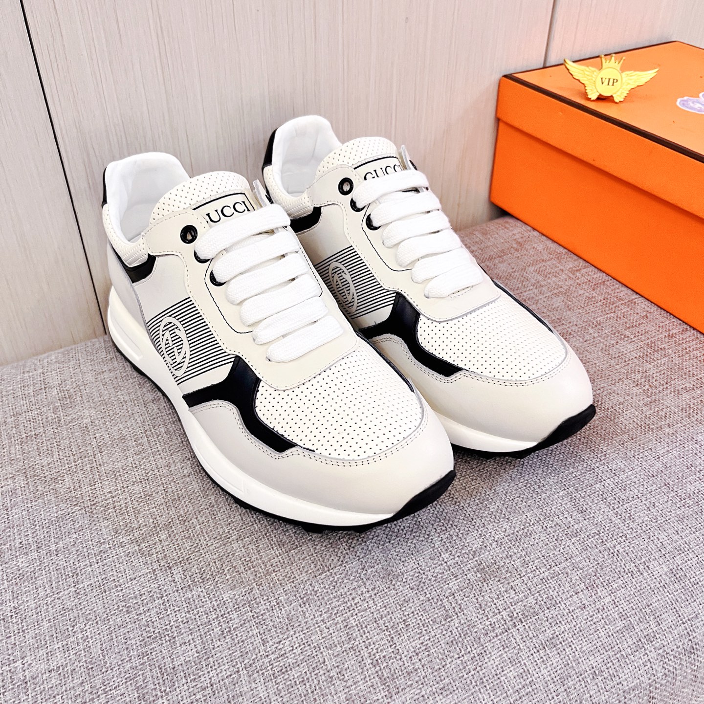 NO:954475,[Gucci] The latest masterpiece of the high-end men's shoe brand official website 11 is made of Italian imported first-layer cowhide with a comfortable and breathable lining and original non-slip and wear-resistant outsole, making walking more convenient and comfortable!  Exclusive new model, stunning work, Midea 11 replica [color] compared with official quality!  Create a fashionable personality to set off your uniqueness!  A must-have for trendy men! Classic size: 38-44 Color 2 colors available.,,cowhide19860909【 古奇】男鞋高端品牌 官网11最新力作鞋面采用意大利进口头层牛皮搭配舒适透气内里原版防滑耐磨大底制作,让行走更加便捷舒适！独家新款,惊世之作,与官方的质量相比美的11复刻[色]！打造时尚个性衬托你的与众不同！潮男必备!经典尺码:38-44 颜色 2色可选.,,cowhide,Men's shoes