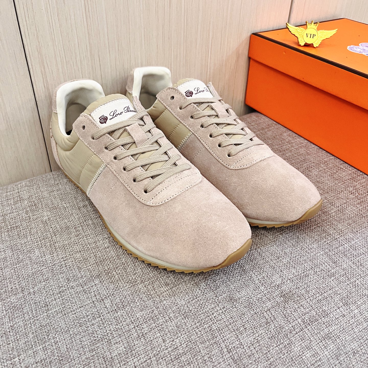 NO:955035,[L q] Couple clothing, high-end men's shoes brand, official website 11's latest masterpiece, the upper is made of first-layer cowhide imported from Italy with a comfortable and breathable lining and original non-slip and wear-resistant outsole, making walking more convenient and comfortable!  Exclusive new model, stunning work, Midea 11 replica [color] compared with official quality!  Create a fashionable personality to set off your uniqueness!  A must-have for trendy men! Classic. Women’s sizes: 35-40. Men’s sizes: 38-44. Colors. Multiple colors available.,,cowhide19860909【L q】 情侣装 男鞋高端品牌 官网11最新力作鞋面采用意大利进口头层牛皮搭配舒适透气内里原版防滑耐磨大底制作,让行走更加便捷舒适！独家新款,惊世之作,与官方的质量相比美的11复刻[色]！打造时尚个性衬托你的与众不同！潮男必备!经典.女码 35—40. 男尺码:38-44 颜色 多色可选.,,cowhide,Men's shoes