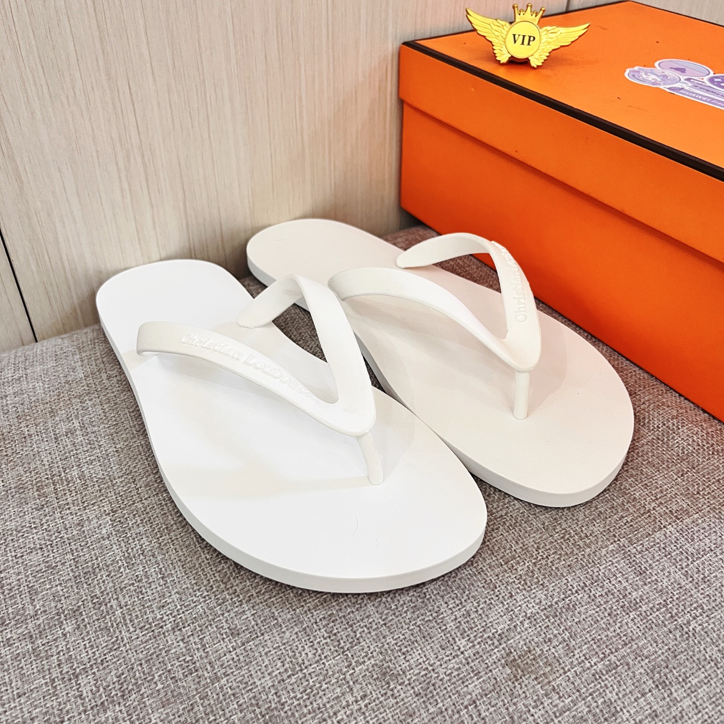 NO:955522,New model on the market [CL slippers] red-soled shoes, high-end 1:1 mold customization, original upgraded version of the outsole, lighter and non-slip. Top quality in the market, fashion trend, versatile and popular, simple and tasteful, a must-have for trendsetters, exuding a fashionable and casual atmosphere, fashion is at your feet, full of confidence, the season of spring and summer slippers of the same style in the counter is here, super beautiful to wear, 38-44 multiple colors available, christian louboutin, slippers19860909新款上市【CL拖鞋】红底鞋高端1:1开模定制,原版升级版大底,更轻便,防滑.市场顶级品质,,时尚主打潮流,百搭爆款,简单不失品味,潮人必备,散发时尚休闲气息,时尚就在脚下,自信满满,专柜同款春夏季拖鞋的季节来了,穿起来超级唯美, ,38-44 多色可选,,christian louboutin,slippers,Men's shoes