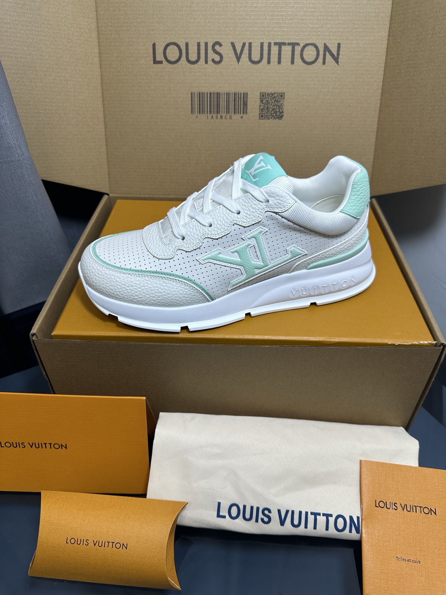 NO:223335,P Female Men's LV | Louis Vuitton Spring and Summer New Style Top Version The original version is consistent, the counter focuses on the latest casual shoes, hard goods are on the newest, purchasing level!  Full of high-end feeling!  A popular model from domestic and foreign bloggers, retro and fashionable, beautiful!  Wear it with a lot of happiness!  Official website main model★ ━━━━━━ t ━━━━━━━━━━━━━━ Original custom imported calfskin fabric inner lining Italian imported breathable gauze mesh outsole rubber foam tpu high-end outsole color nine colors available Shoe size: 35-46, casual shoes/sports shoes, louis vuitton, louis vuitton, sneakers, cowhide19860909P女 男 LV | 路易威登  春夏新款 顶级版本原版一致 专柜主打最新款休闲鞋 硬货上新 代购级别！高级感十足！国内外博主刷爆的一款,复古又时髦上脚美炸了！穿上满满的幸福感！官网主推款★ ━━━━━ t ━━━━━ 鞋面原版订制进口小牛皮面料 内里意大利进口透气纱网 大底橡胶发泡tpu高端大底 颜色九色可选 鞋码: 35-46,休闲鞋/运动鞋,louis vuitton,louis vuitton,sneakers,cowhide,Women's Shoes