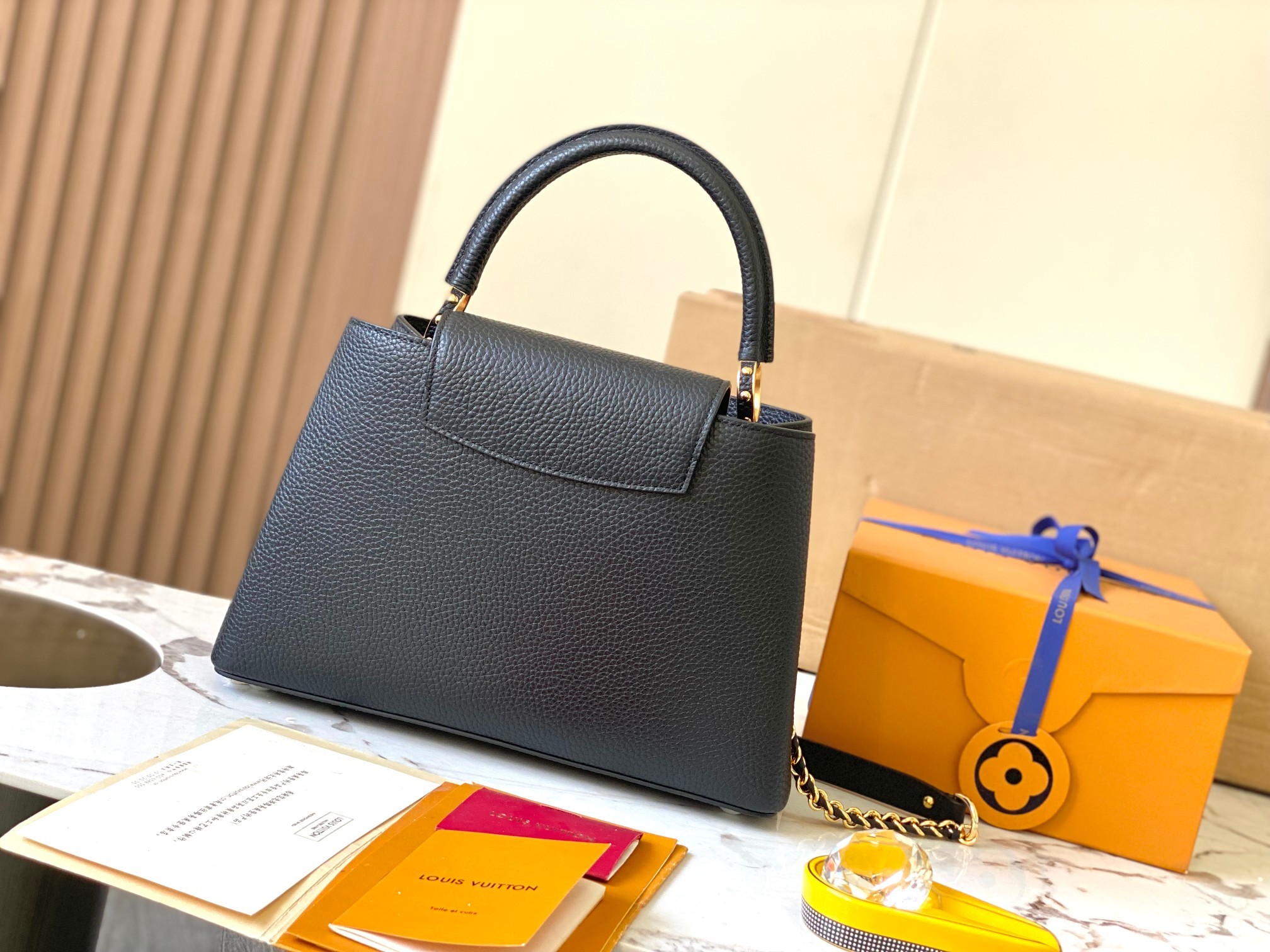 特级原厂皮M23084黑色白贝壳扣全皮cap那英款系列七夕限定款/中号CapucinesBB手袋出自LV