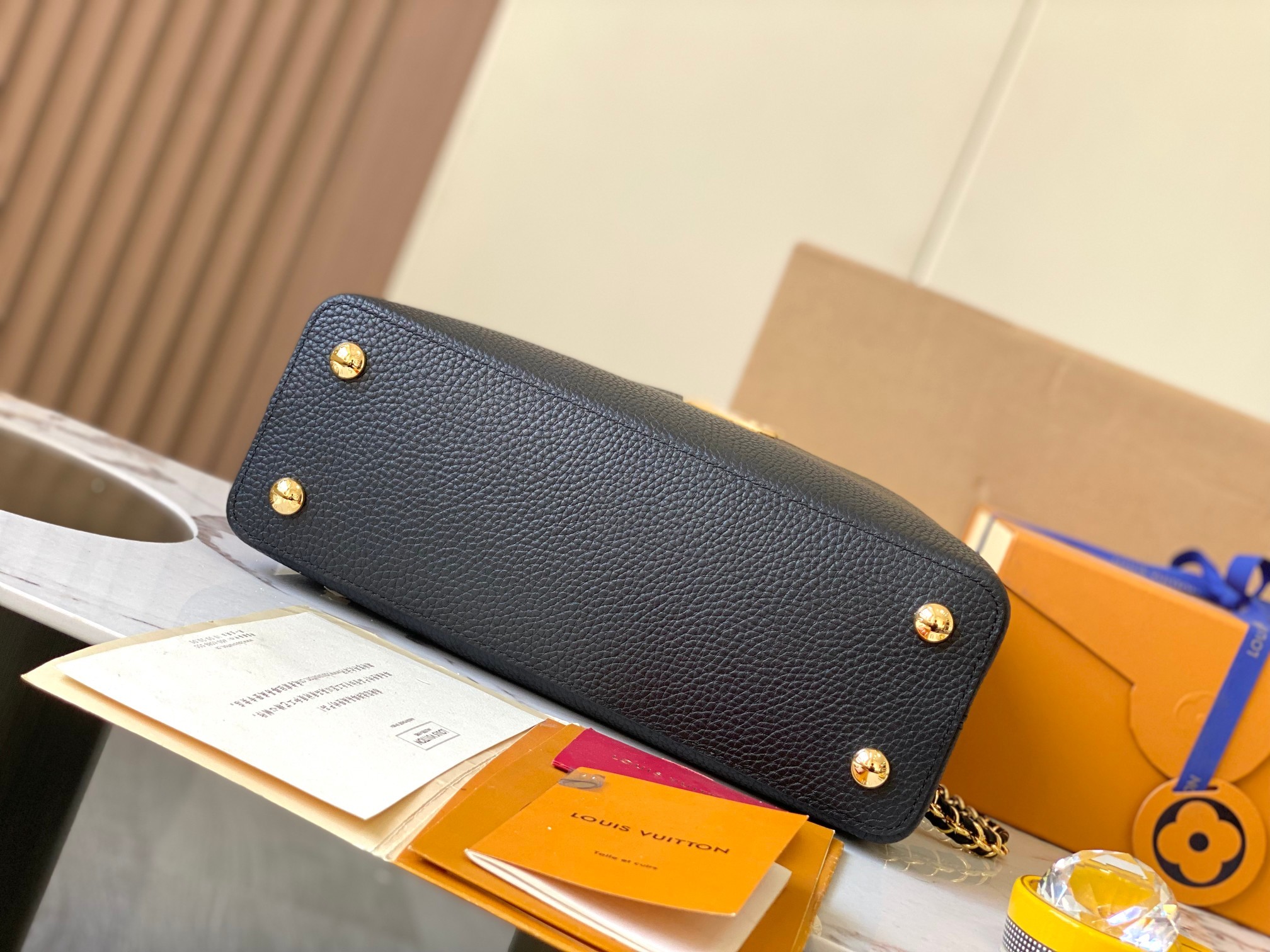 特级原厂皮M23084黑色白贝壳扣全皮cap那英款系列七夕限定款/中号CapucinesBB手袋出自LV