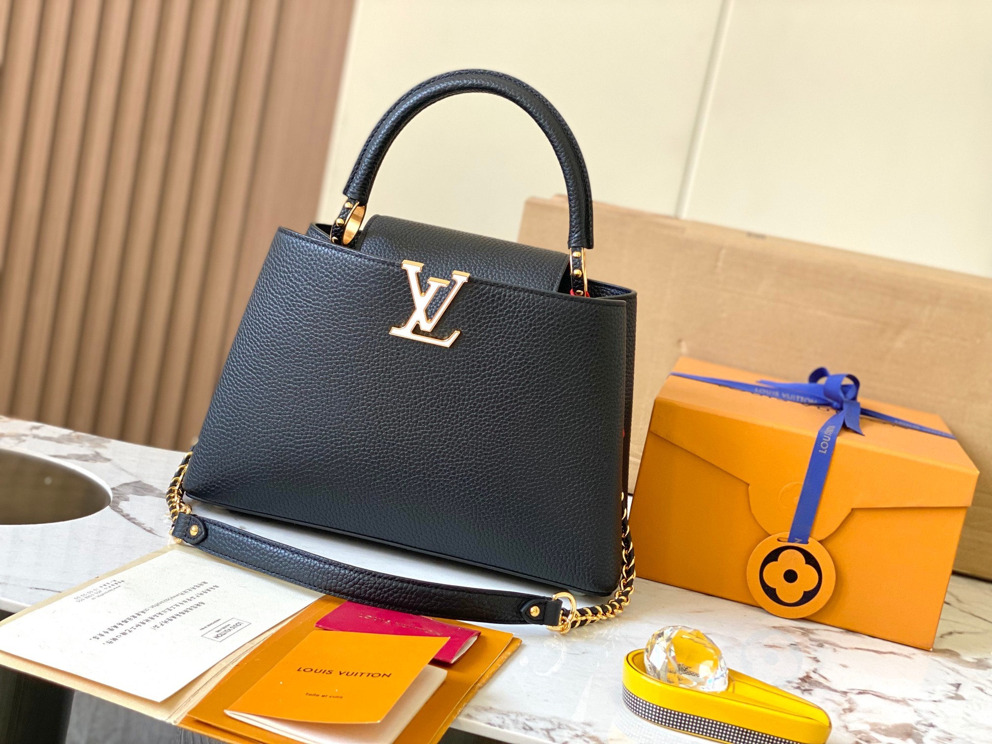 特级原厂皮M23084黑色白贝壳扣全皮cap那英款系列七夕限定款/中号CapucinesBB手袋出自LV