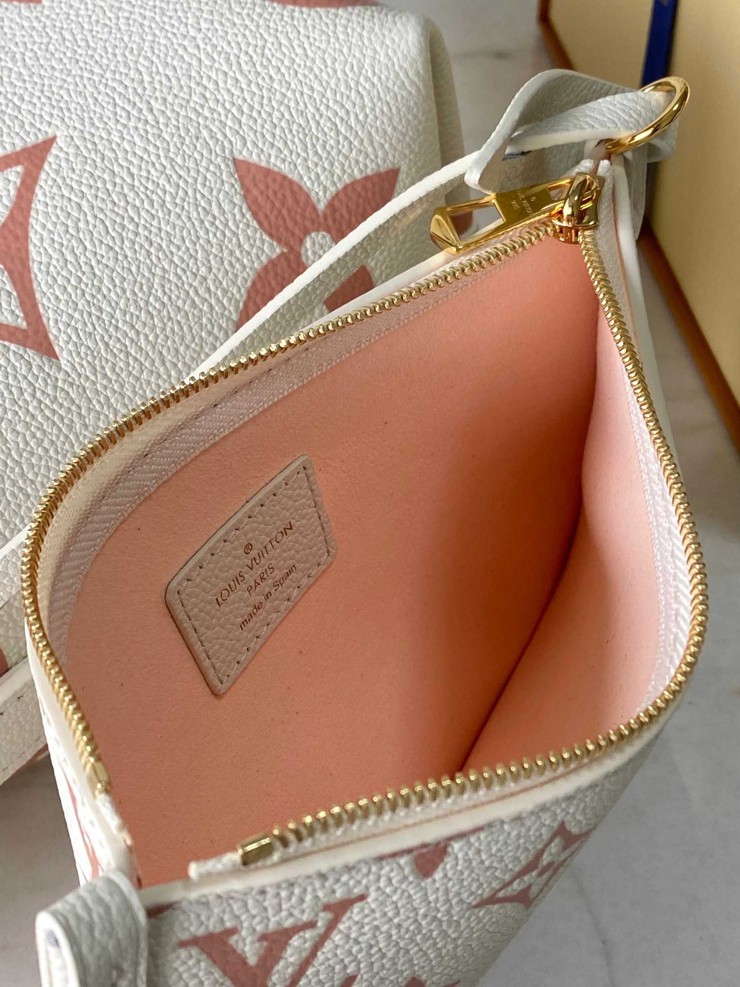  变码芯片版【特级精品原厂皮，全钢五金💋 M24141冰白粉】
CarryAll 小号手袋取材 Mono